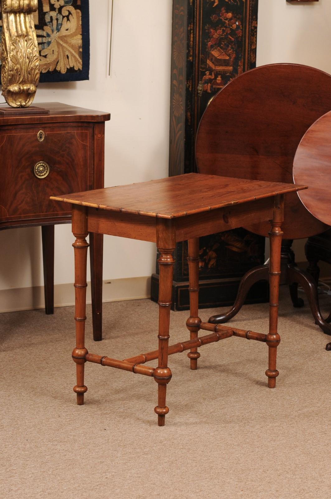 Table d'appoint en pin et faux bambou du 19e siècle avec tiroir en vente 5