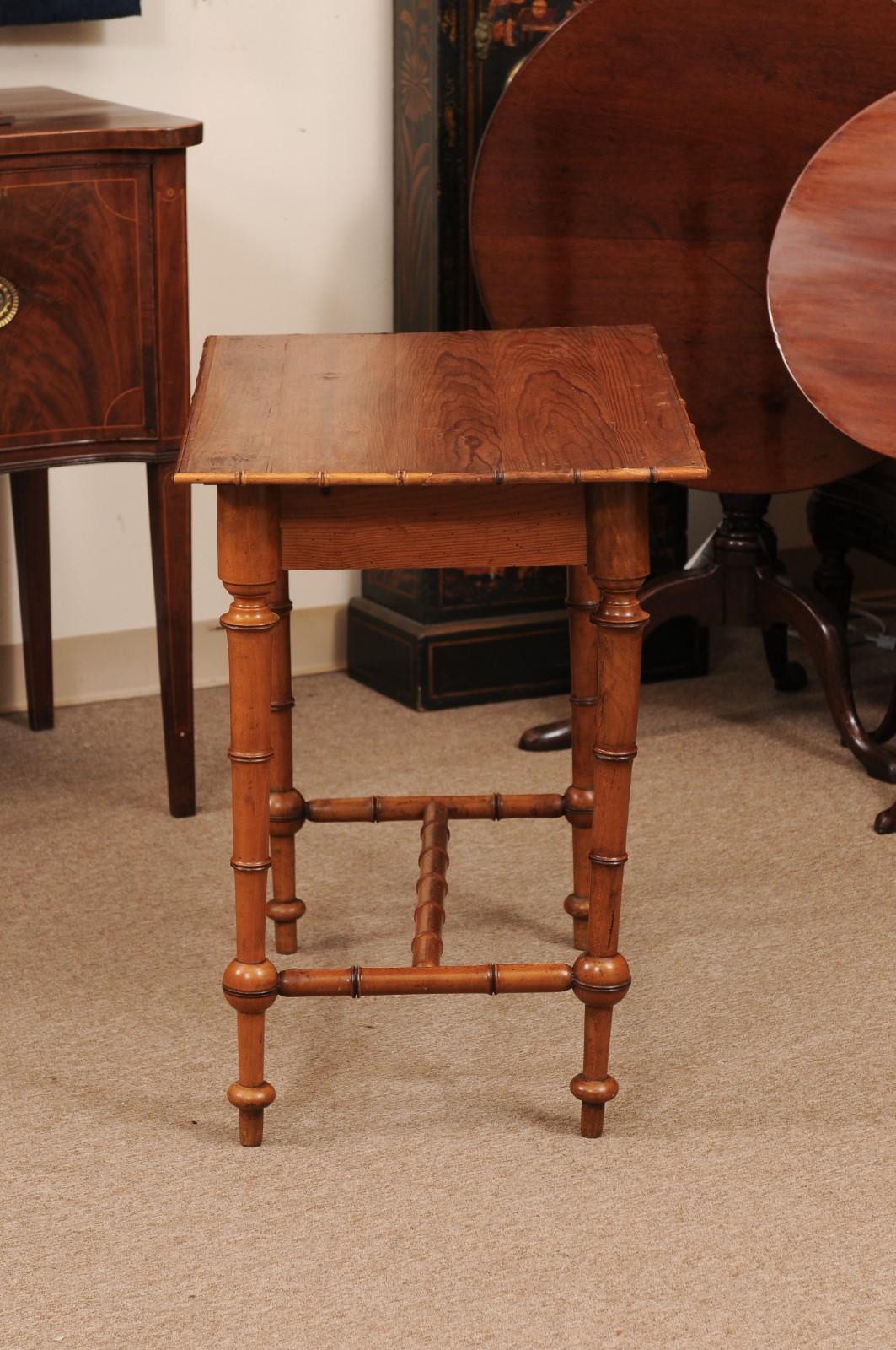 Table d'appoint en pin et faux bambou du 19e siècle avec tiroir en vente 6