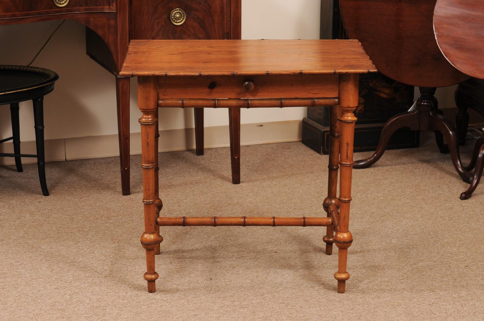 Table d'appoint en pin et faux bambou du 19e siècle avec tiroir en vente 8