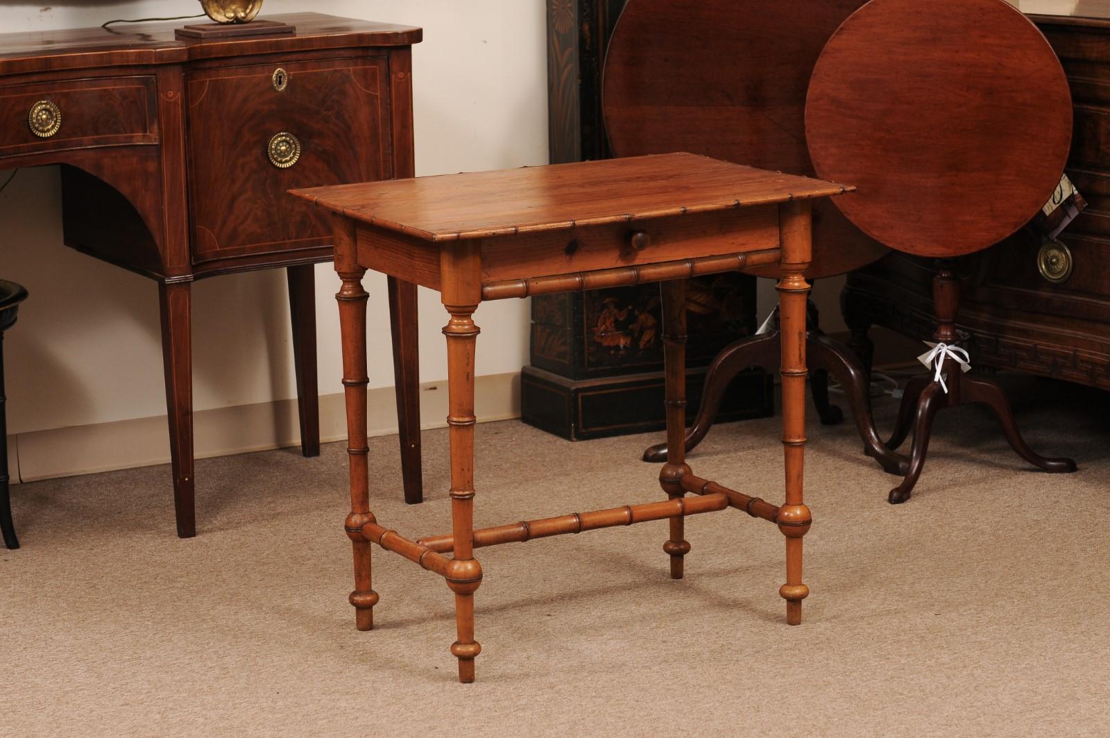 Anglais Table d'appoint en pin et faux bambou du 19e siècle avec tiroir en vente