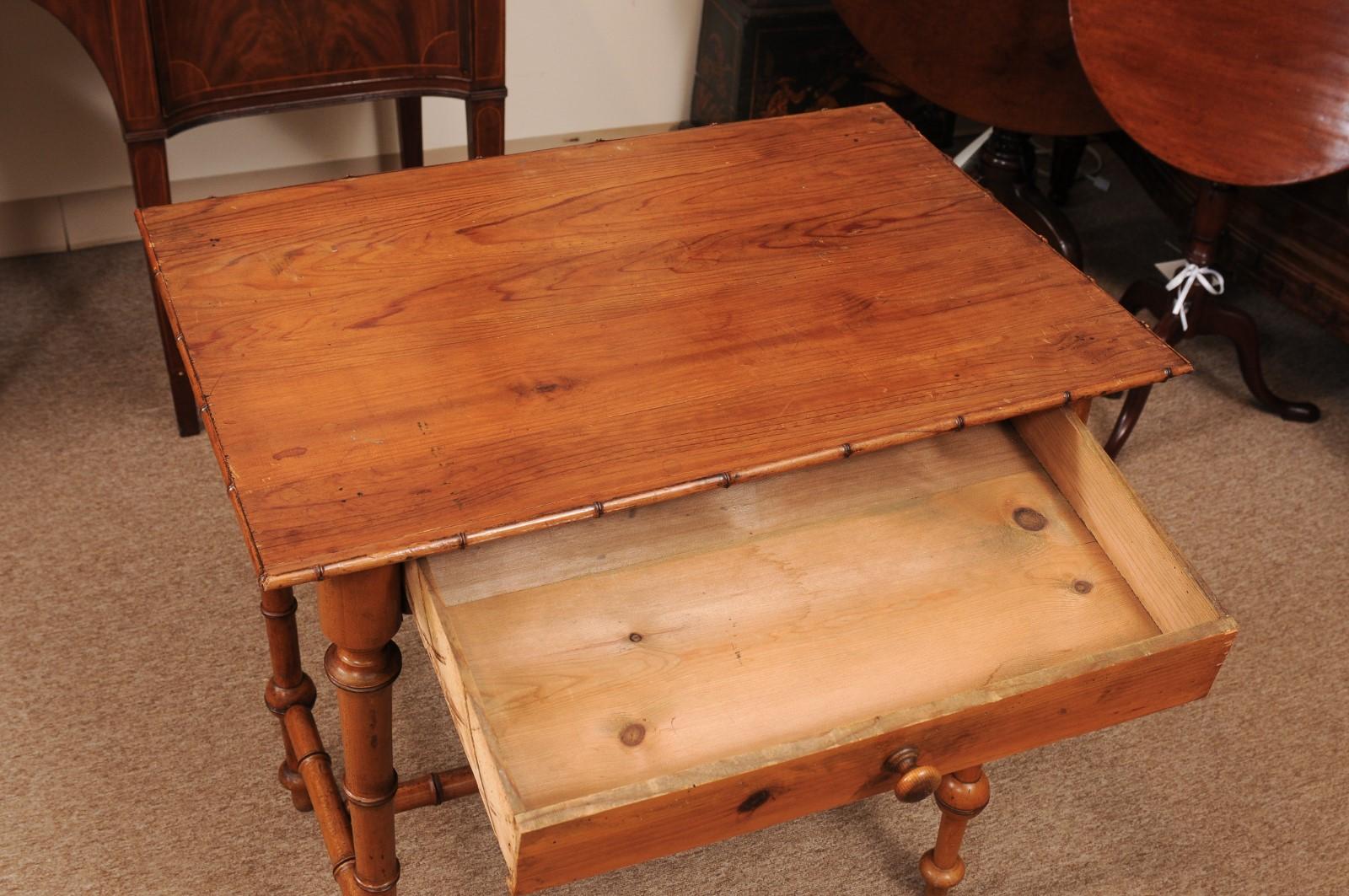 Table d'appoint en pin et faux bambou du 19e siècle avec tiroir État moyen - En vente à Atlanta, GA