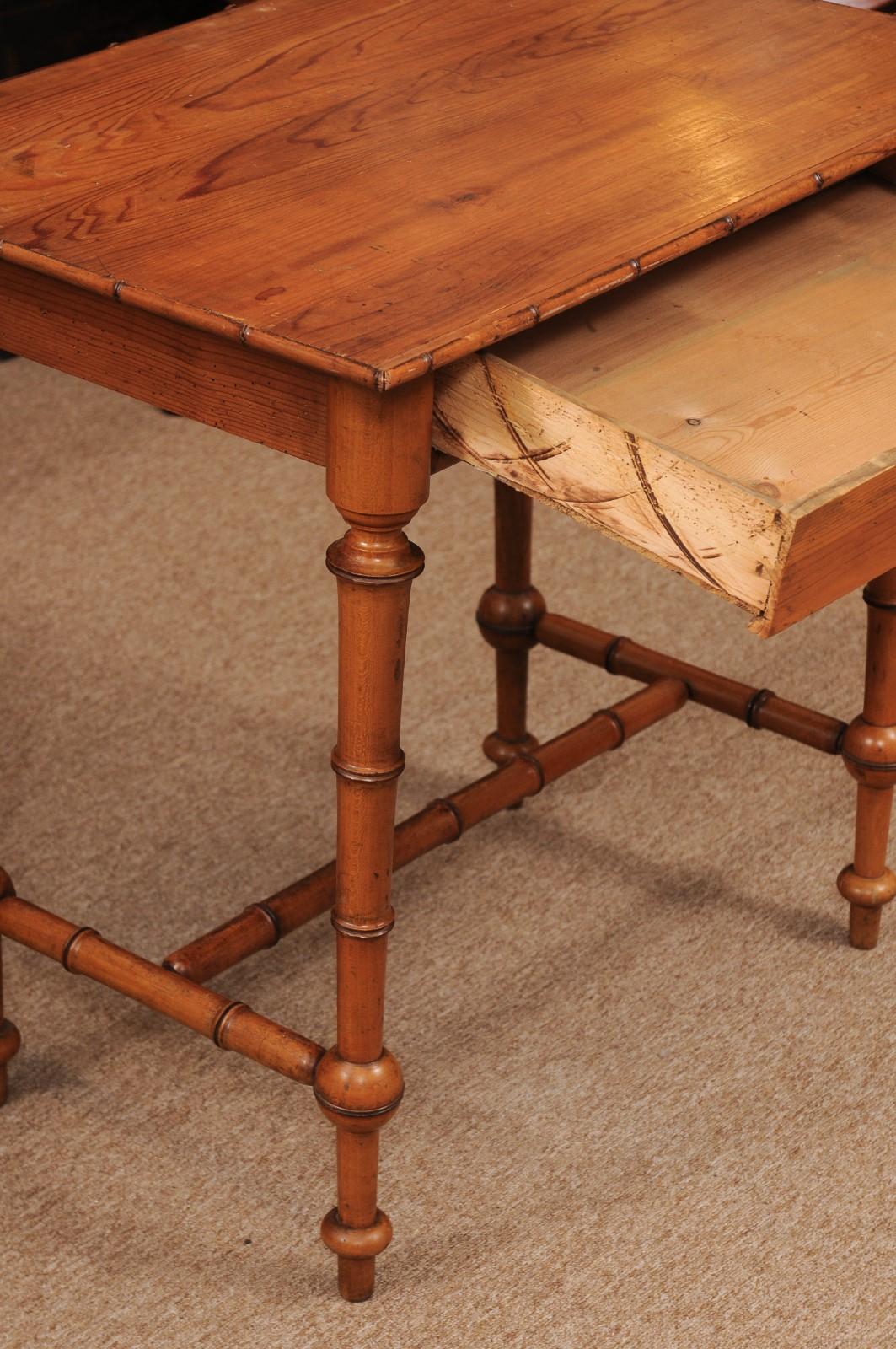 XIXe siècle Table d'appoint en pin et faux bambou du 19e siècle avec tiroir en vente