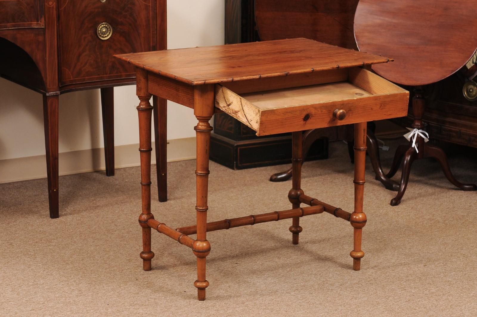 Pin Table d'appoint en pin et faux bambou du 19e siècle avec tiroir en vente