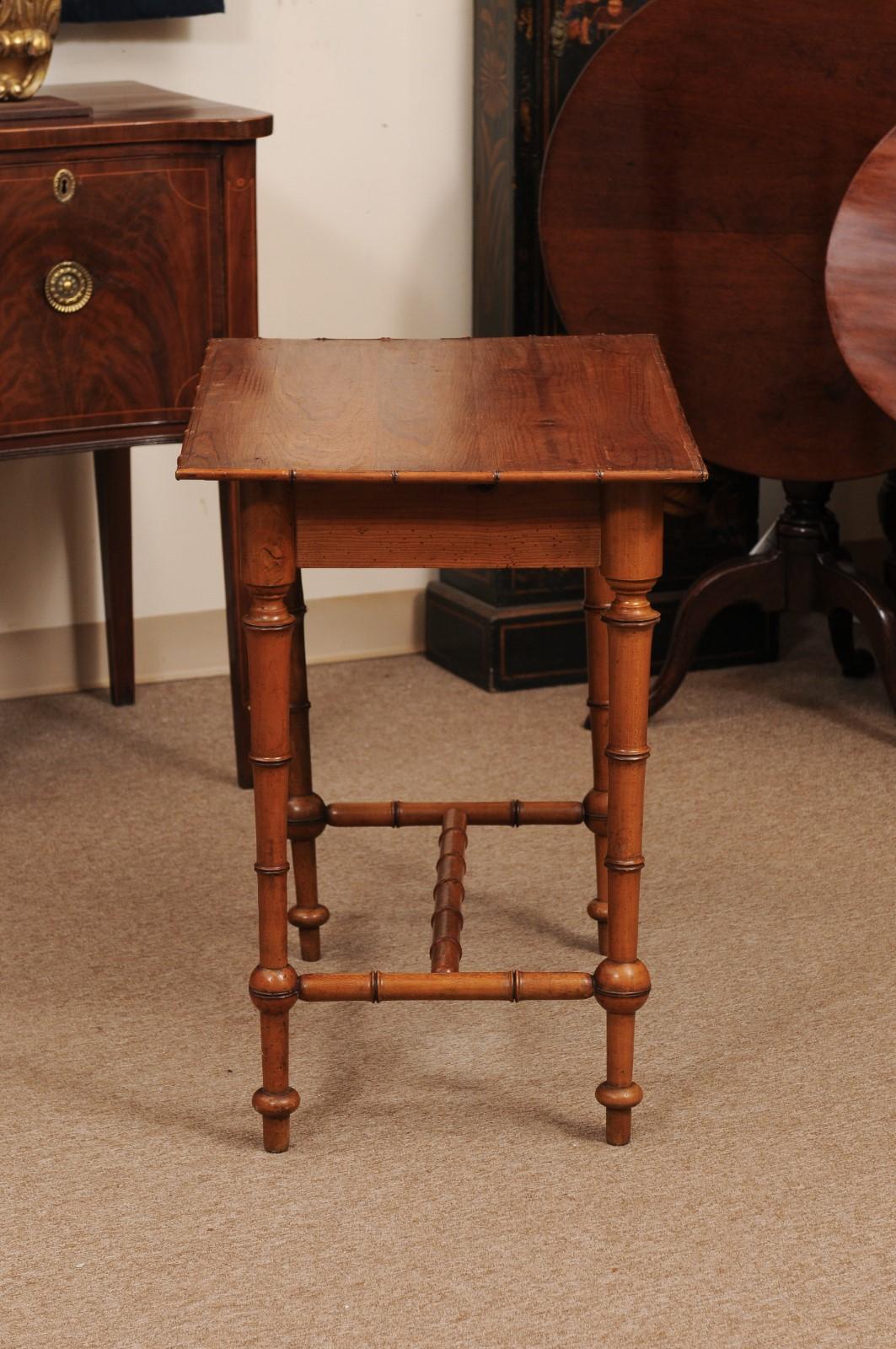 Table d'appoint en pin et faux bambou du 19e siècle avec tiroir en vente 1