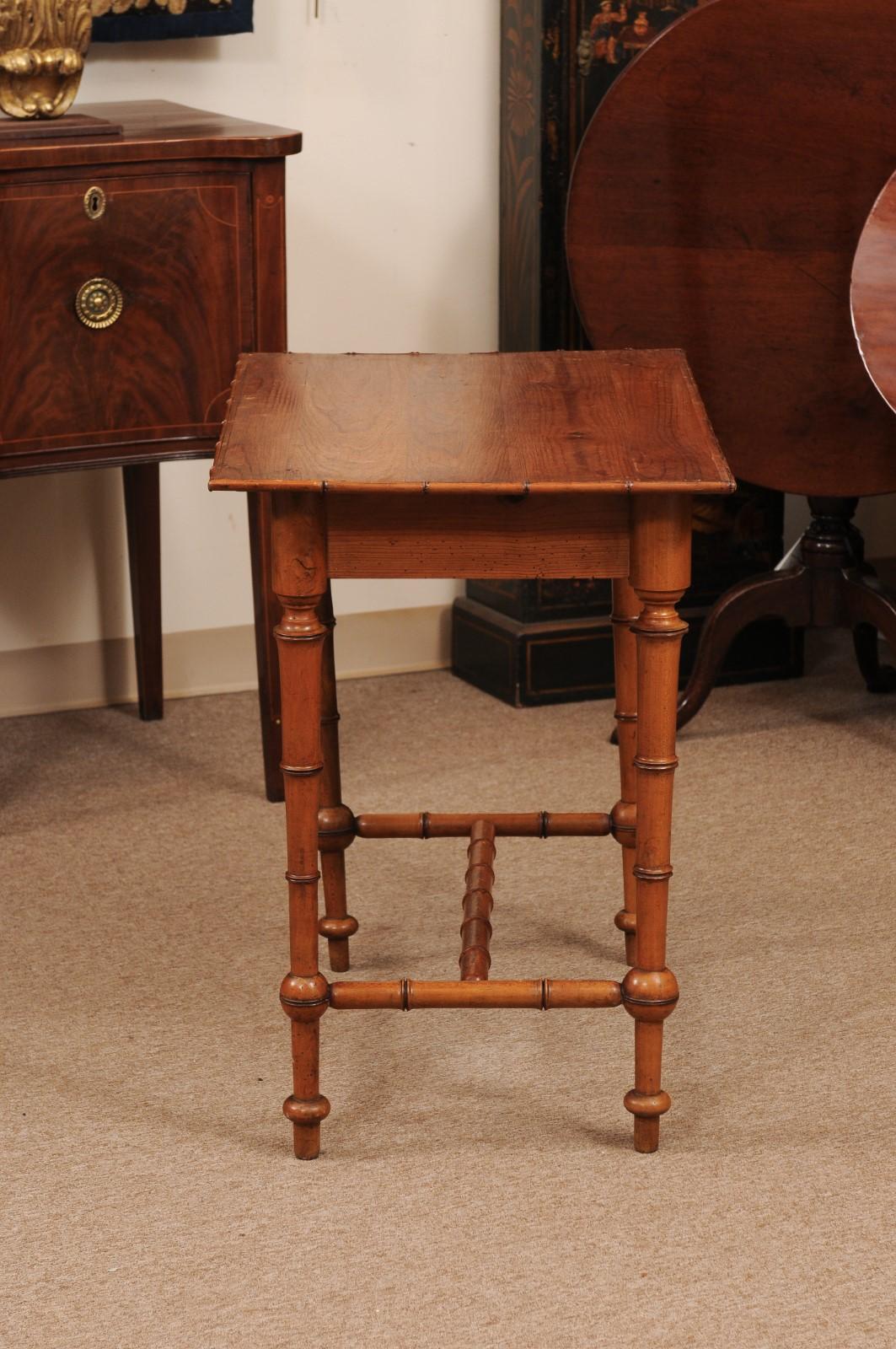 Table d'appoint en pin et faux bambou du 19e siècle avec tiroir en vente 2