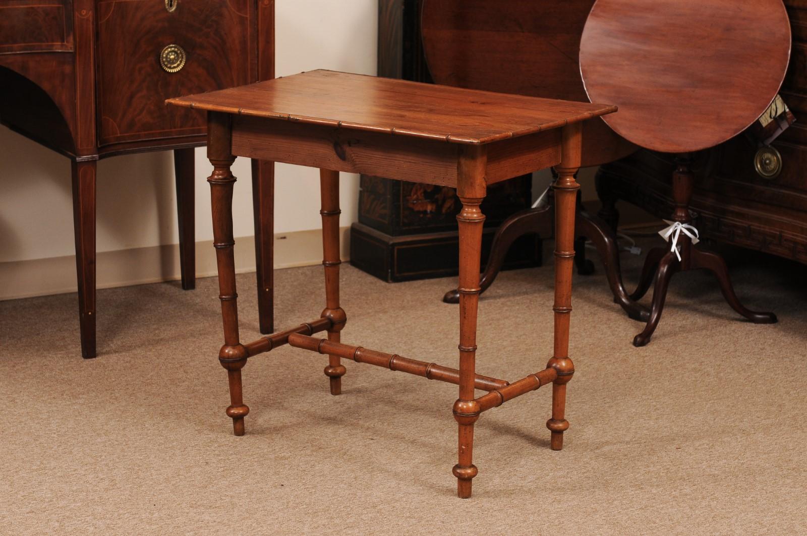 Table d'appoint en pin et faux bambou du 19e siècle avec tiroir en vente 3