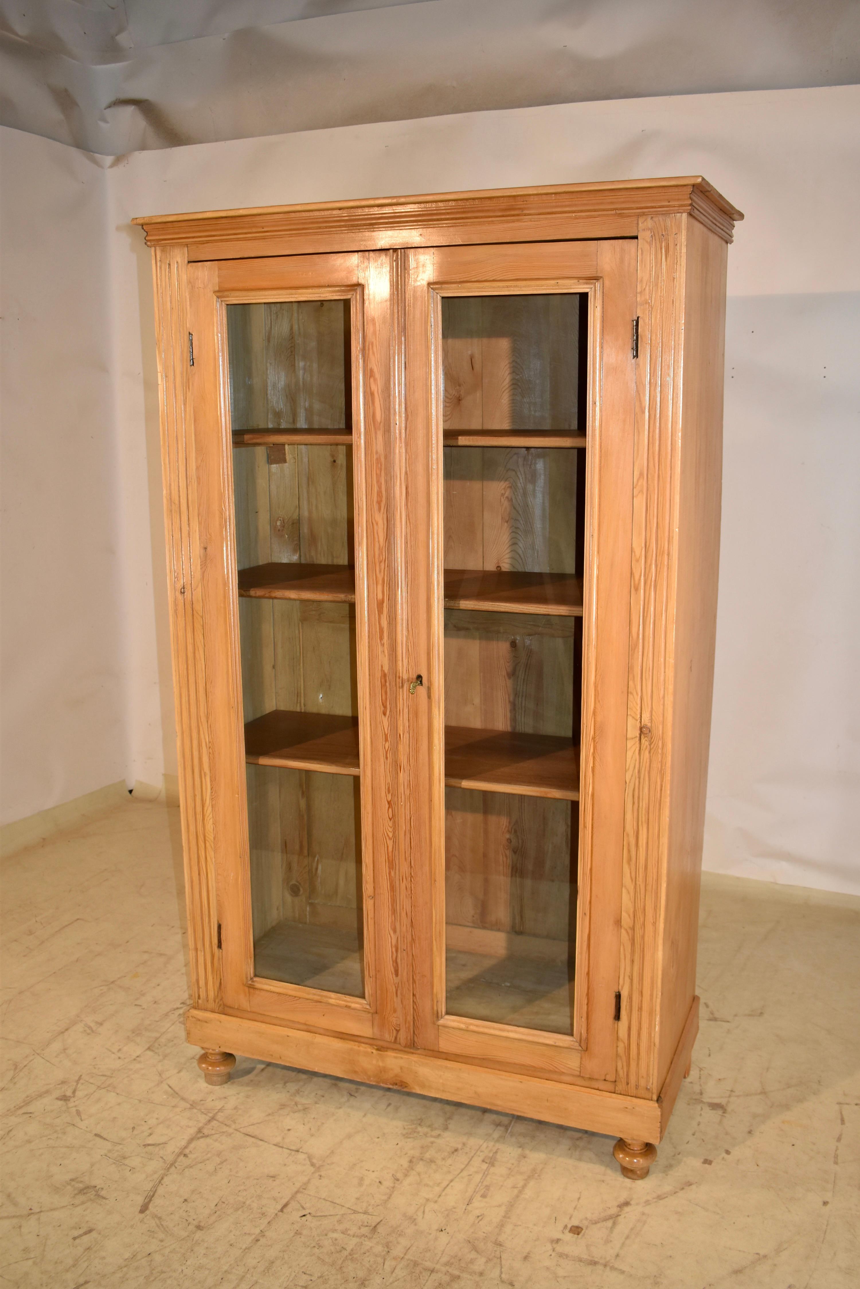Verre Bibliothèque anglaise en pin émaillé du XIXe siècle en vente