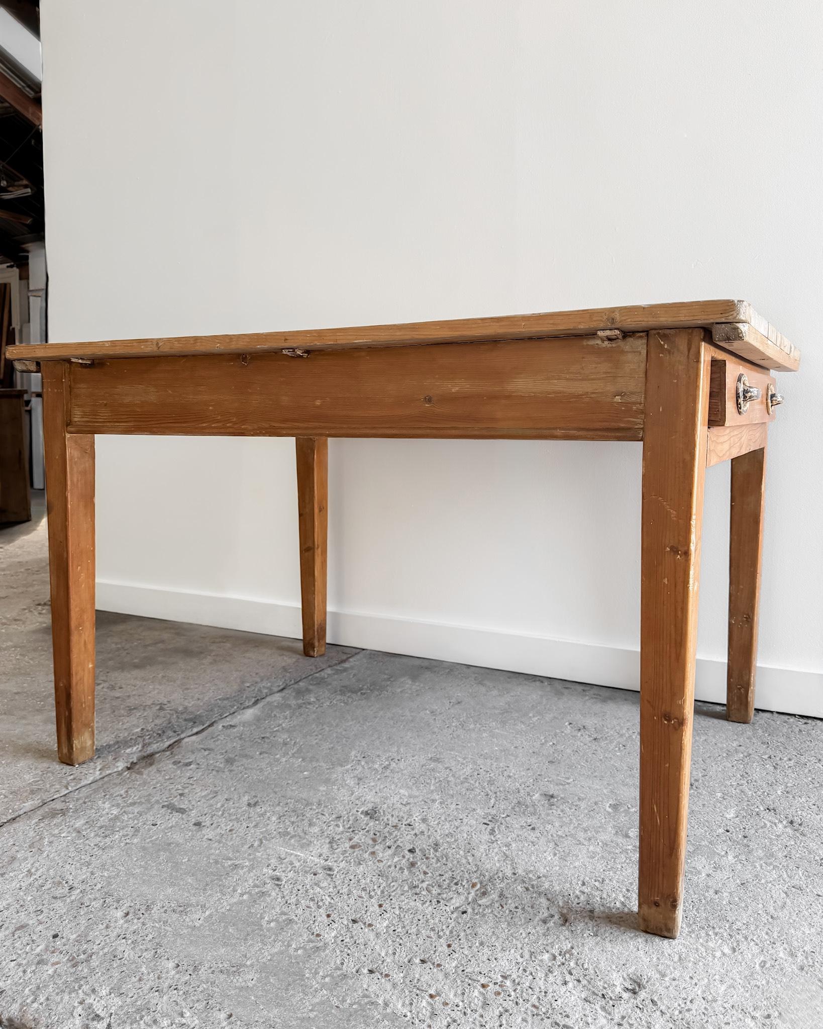 19th Century English Pine Kitchen Table with Tapered Legs and End Drawer For Sale 7