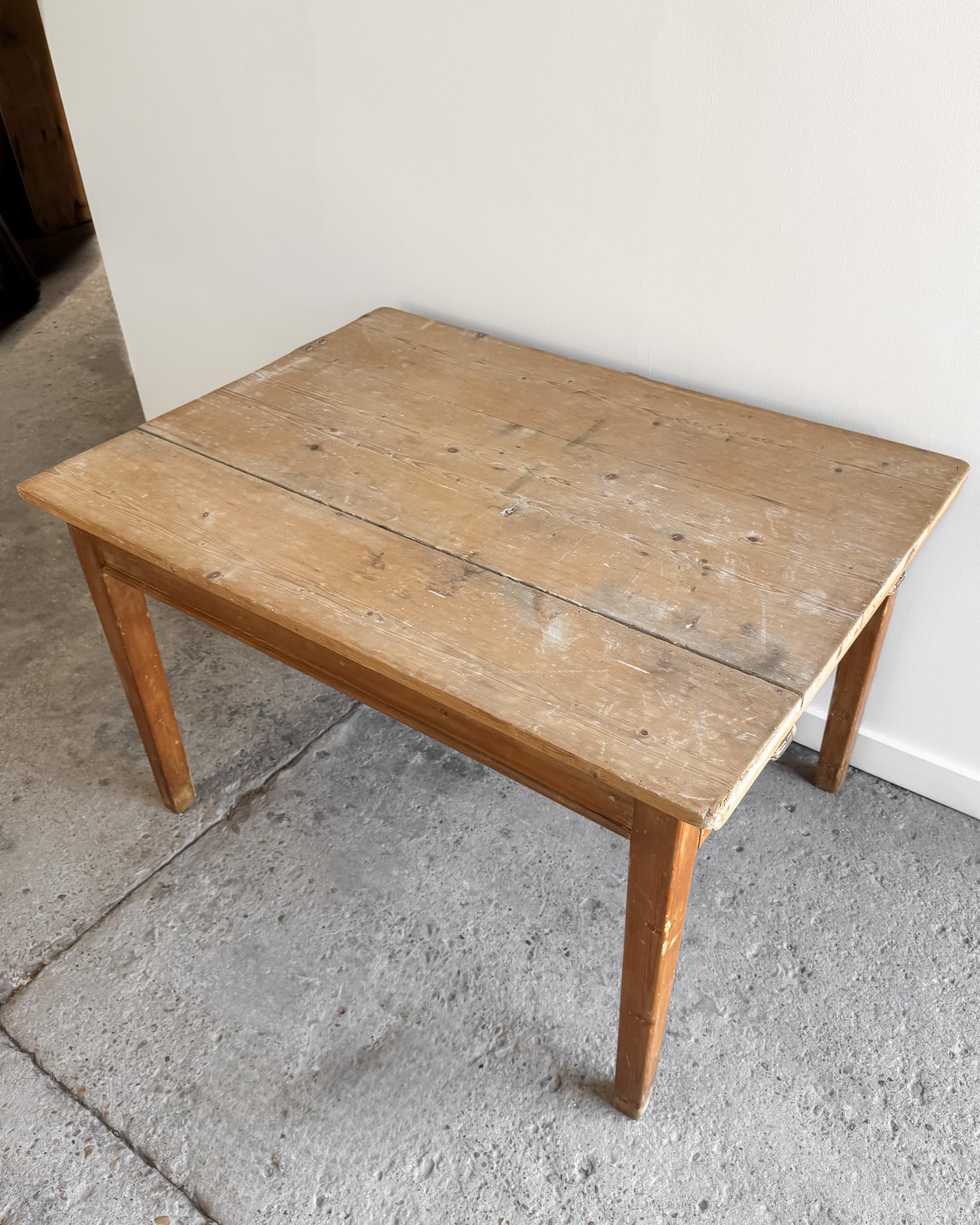 19th Century English Pine Kitchen Table with Tapered Legs and End Drawer For Sale 8