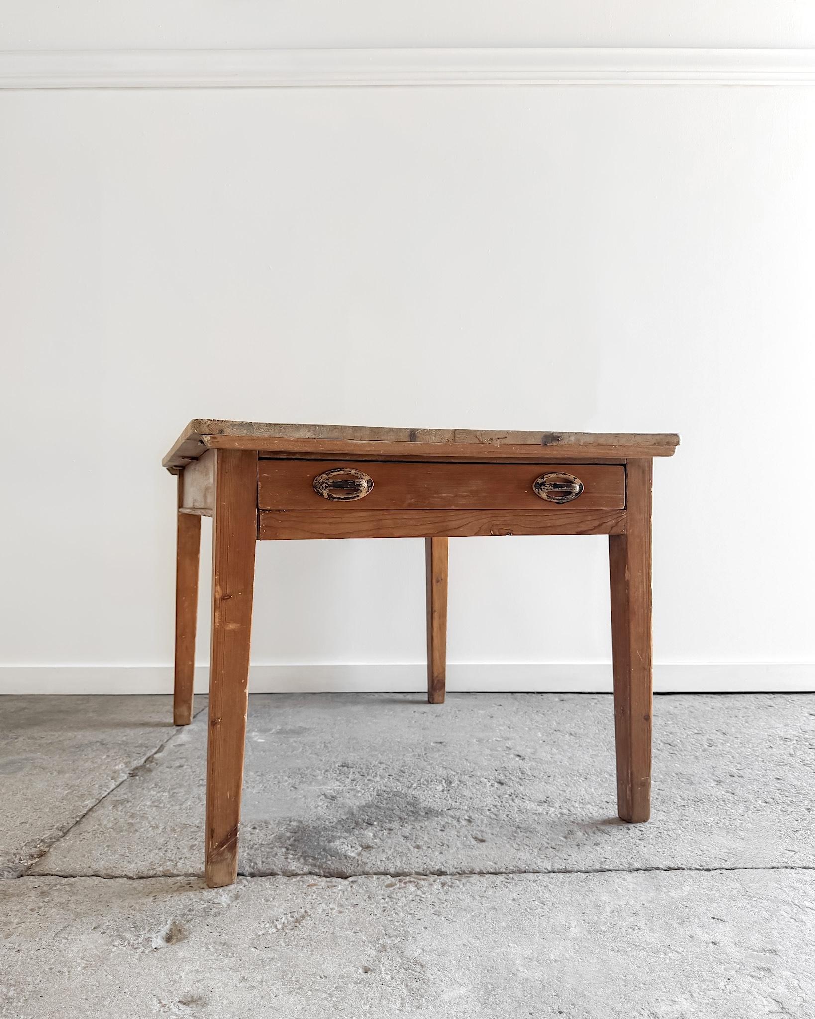 19th Century English Pine Kitchen Table with Tapered Legs and End Drawer For Sale 10