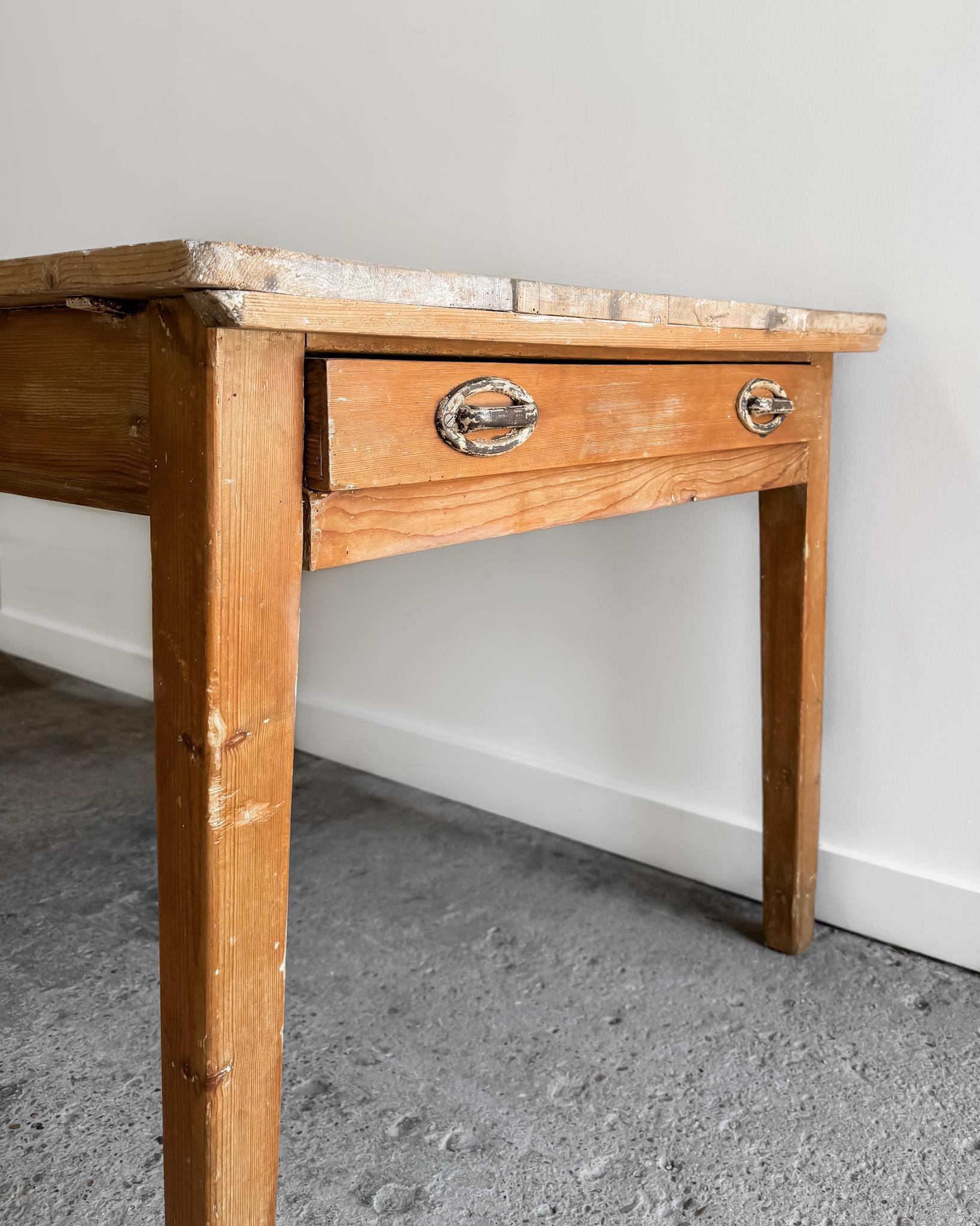 19th Century English Pine Kitchen Table with Tapered Legs and End Drawer For Sale 11