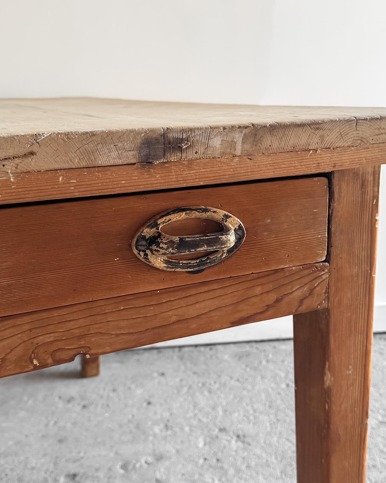 19th Century English Pine Kitchen Table with Tapered Legs and End Drawer For Sale 12