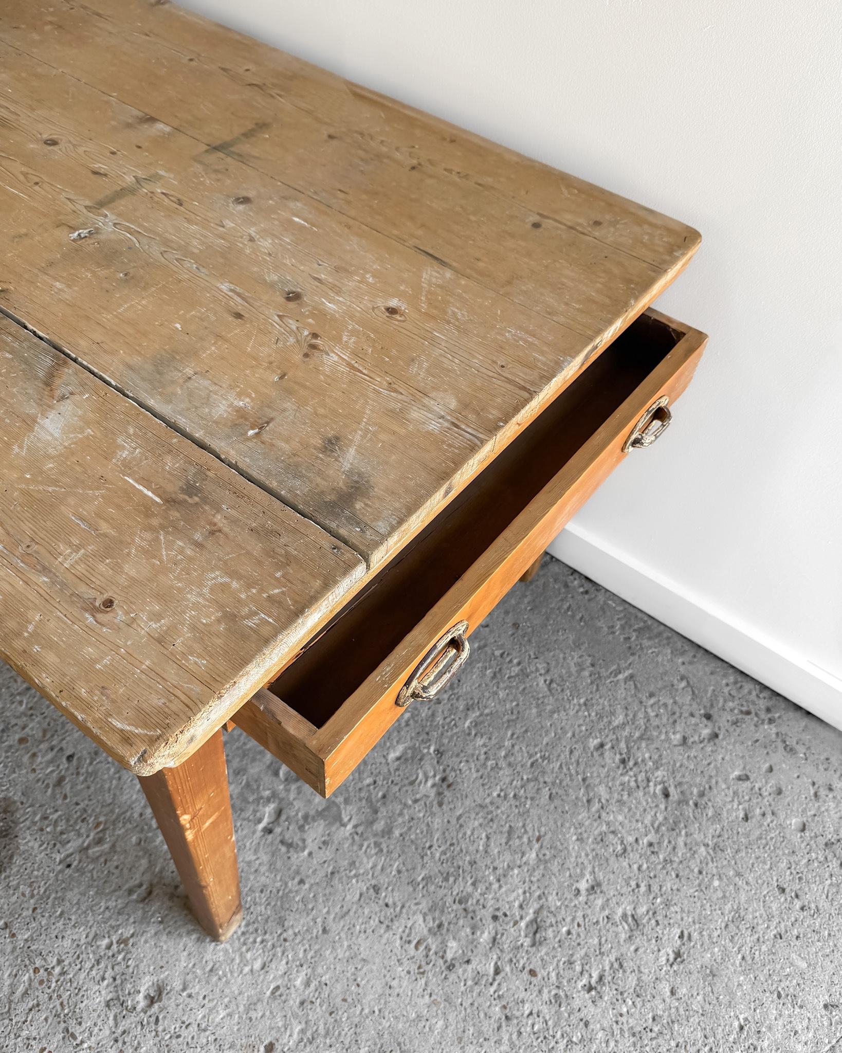 19th Century English Pine Kitchen Table with Tapered Legs and End Drawer For Sale 14