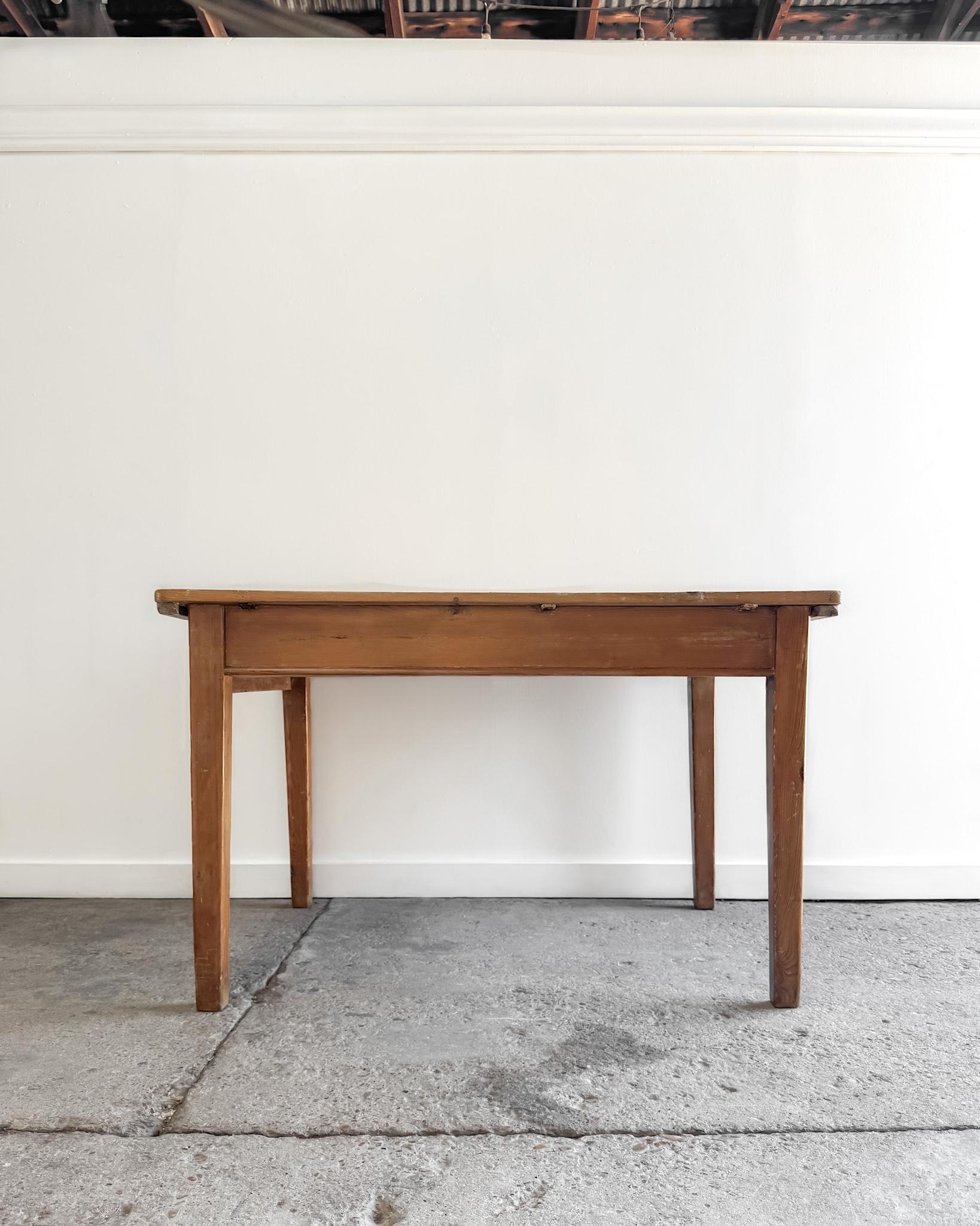 19th Century English Pine Kitchen Table with Tapered Legs and End Drawer For Sale 15