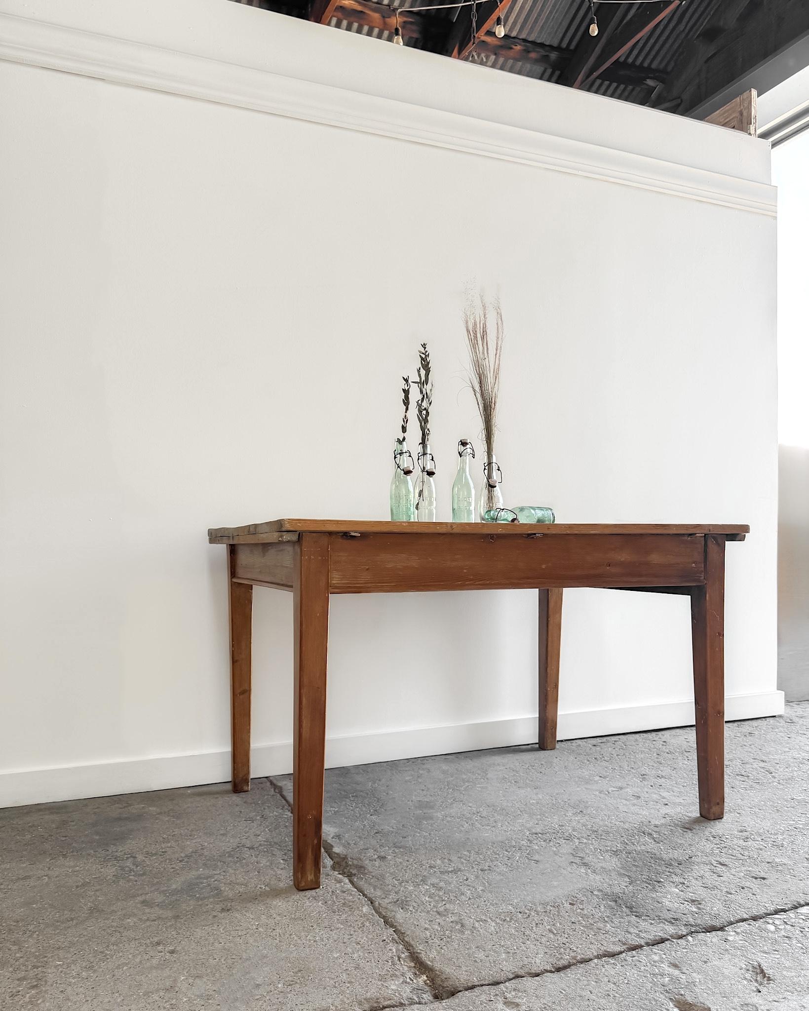 19th Century English Pine Kitchen Table with Tapered Legs and End Drawer For Sale 1