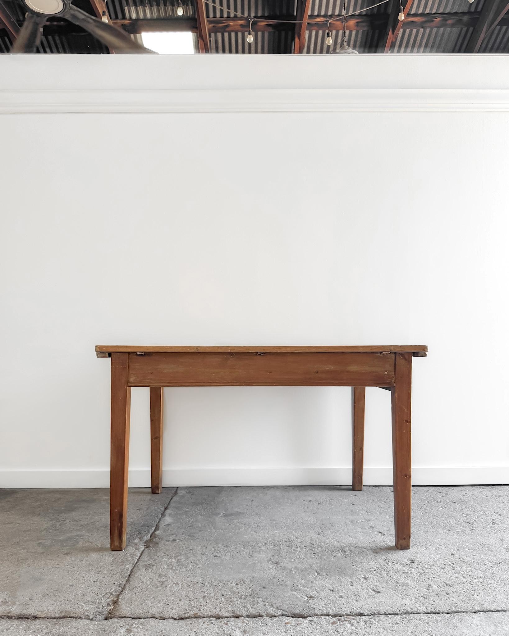 19th Century English Pine Kitchen Table with Tapered Legs and End Drawer For Sale 2