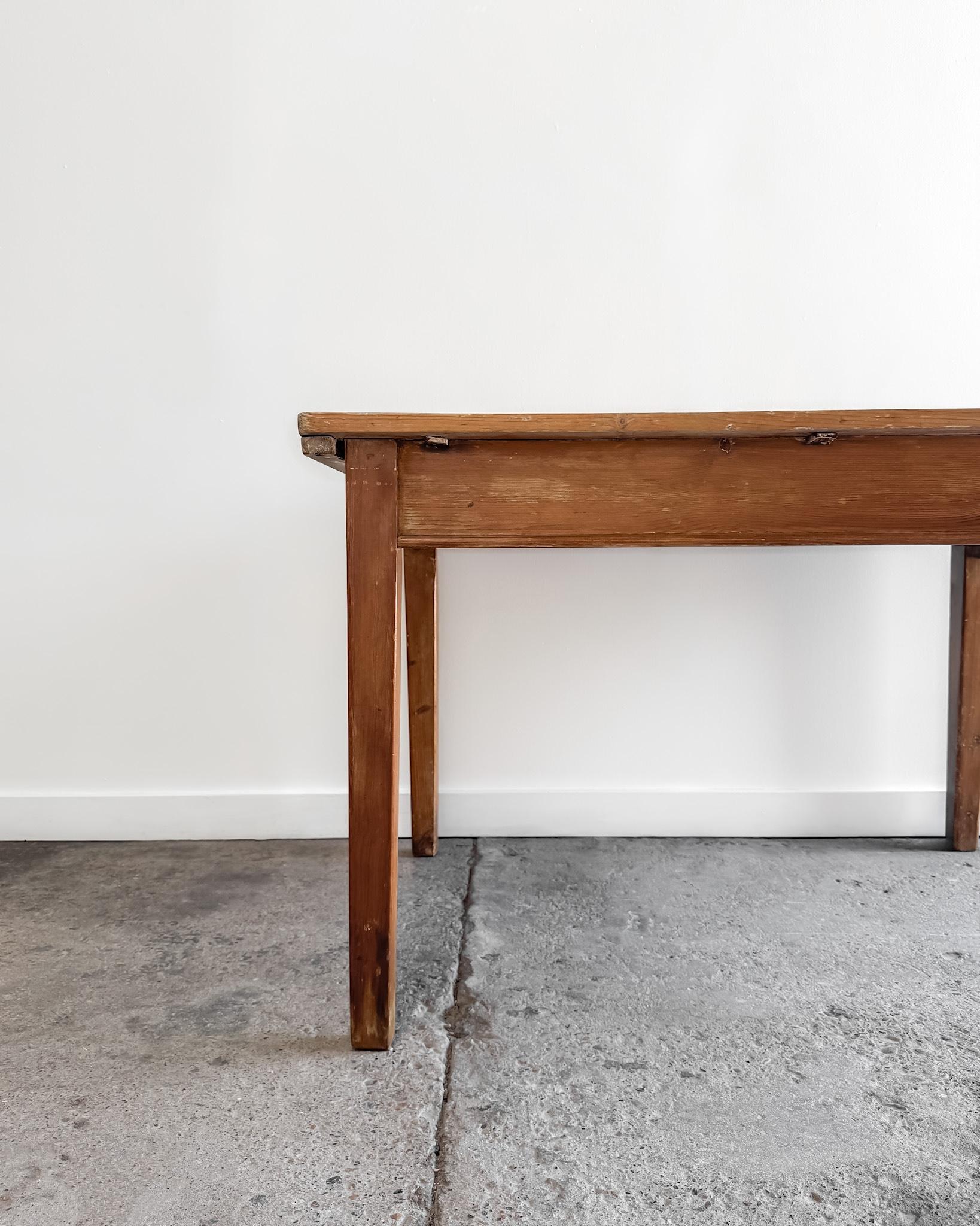 19th Century English Pine Kitchen Table with Tapered Legs and End Drawer For Sale 3
