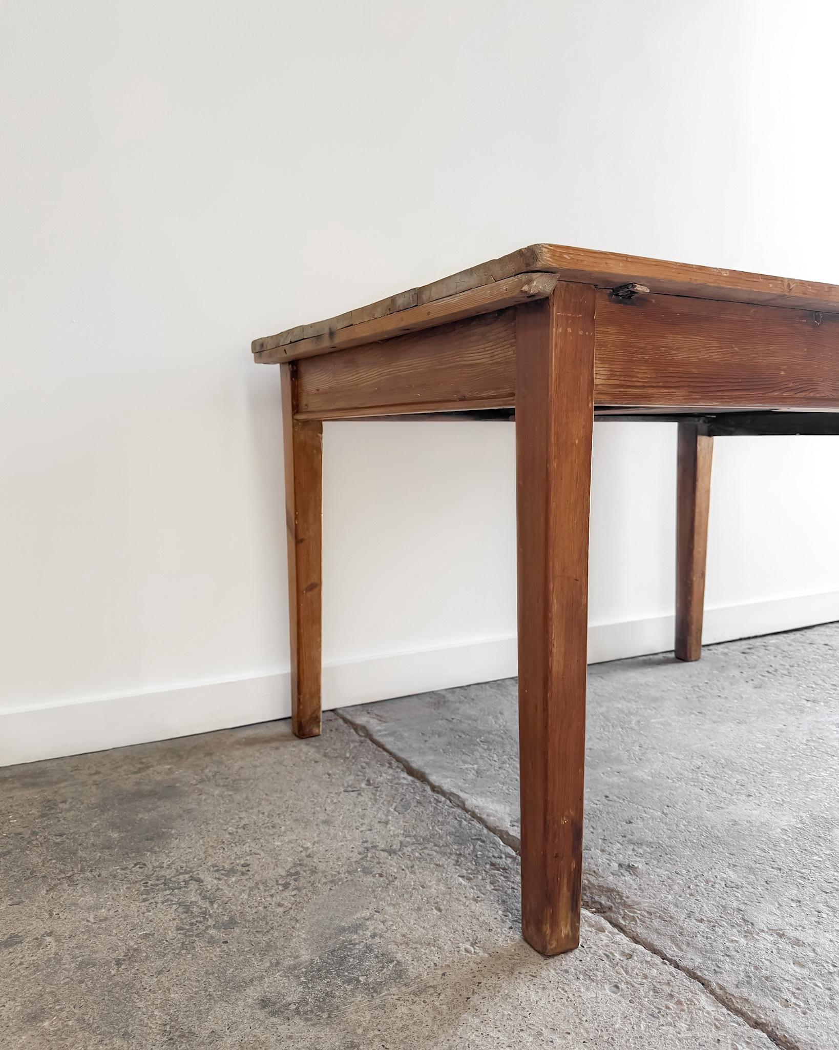 19th Century English Pine Kitchen Table with Tapered Legs and End Drawer For Sale 4