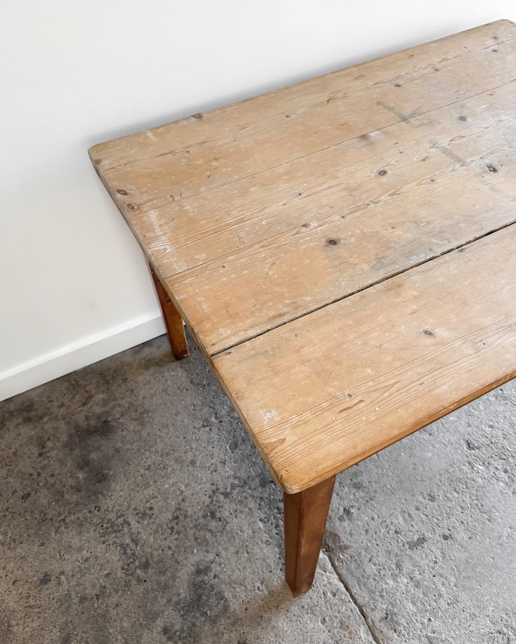 19th Century English Pine Kitchen Table with Tapered Legs and End Drawer For Sale 5