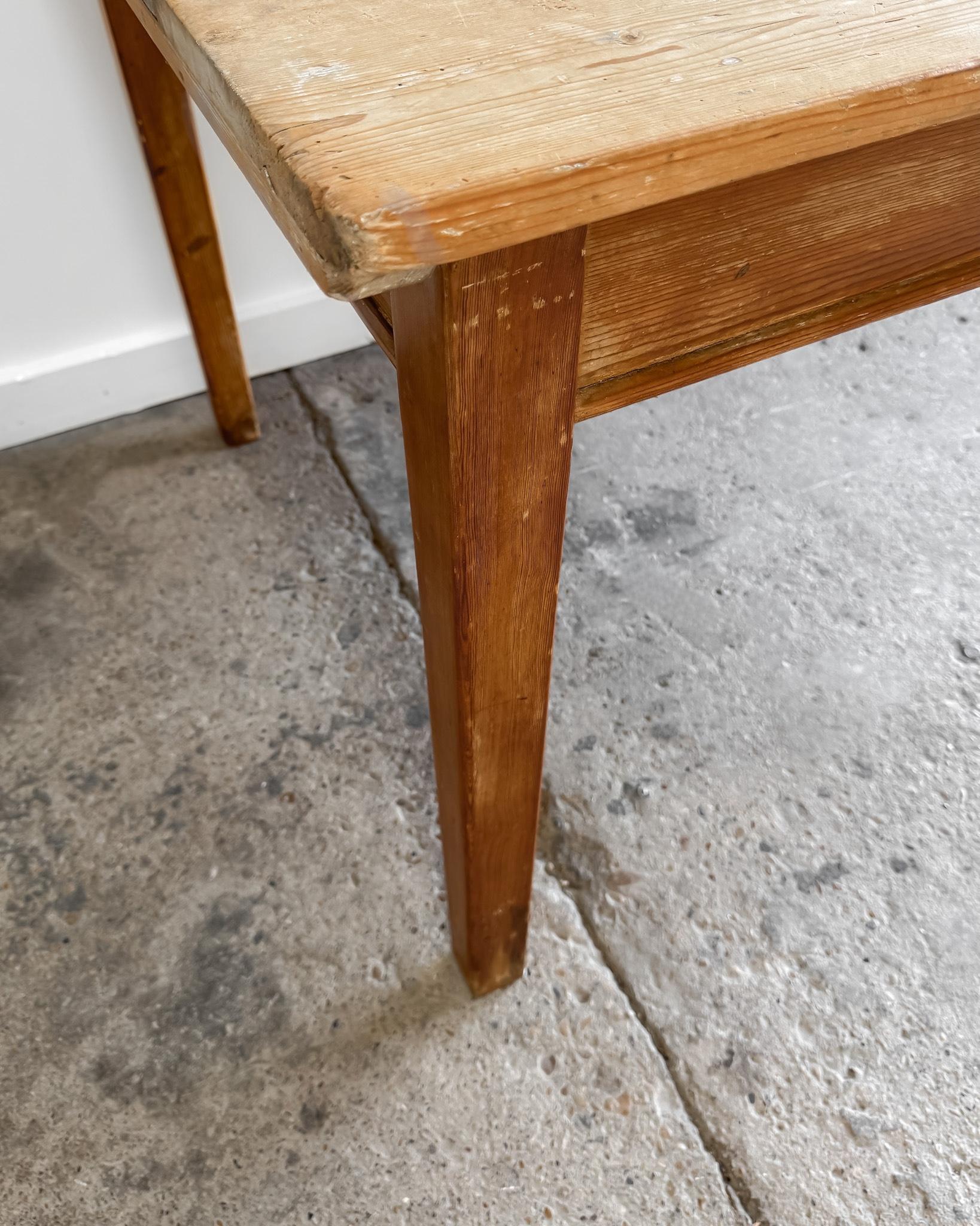 19th Century English Pine Kitchen Table with Tapered Legs and End Drawer For Sale 6