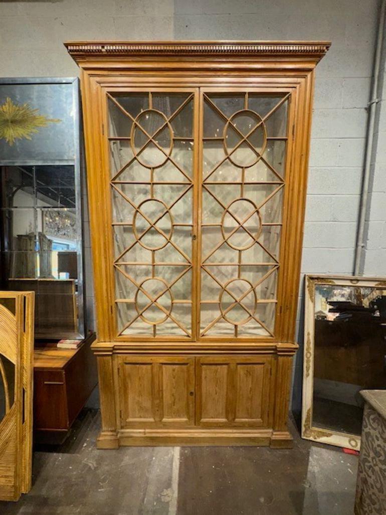 Questo pezzo è un grazioso mobile da esposizione stretto in pino inglese del XIX secolo. Questo elegante mobile è progettato con dimensioni ridotte, che lo rendono adatto ad esporre piccoli oggetti decorativi o da collezione. Realizzato in legno di