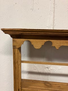 Portapiatti inglese del XIX secolo in pino con tre livelli e grembiule smerlato