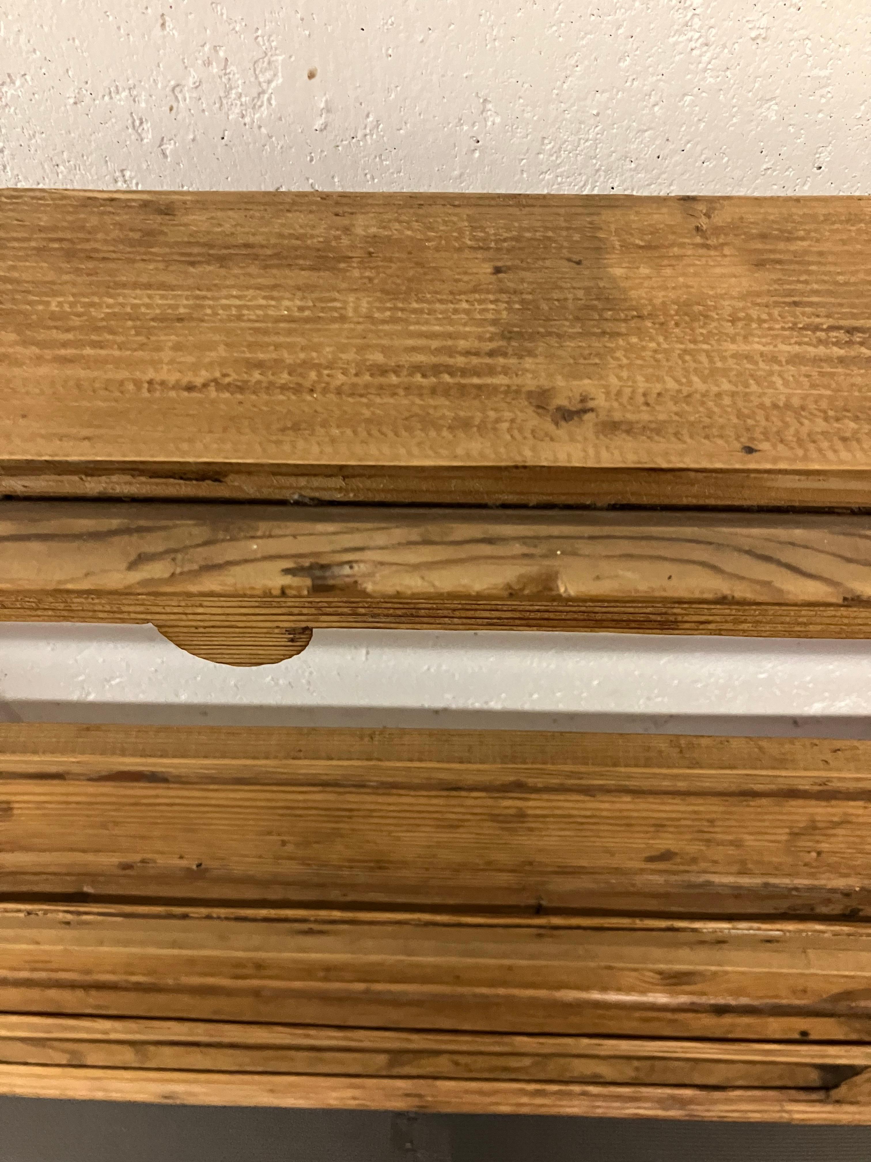 Stile Adirondack Portapiatti inglese del XIX secolo in pino con tre livelli e grembiule smerlato in vendita