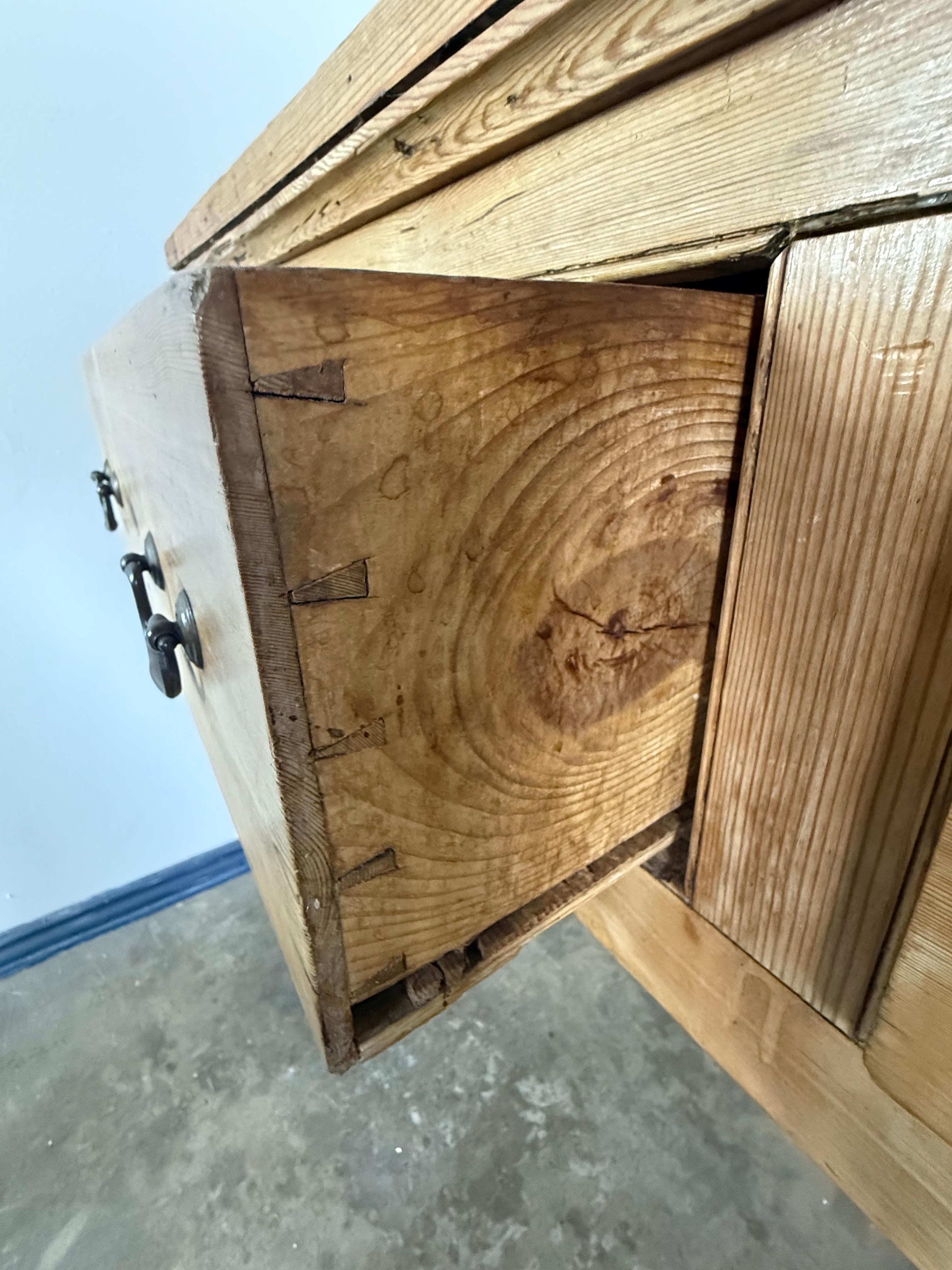 19th-century English Pine Sideboard For Sale 4