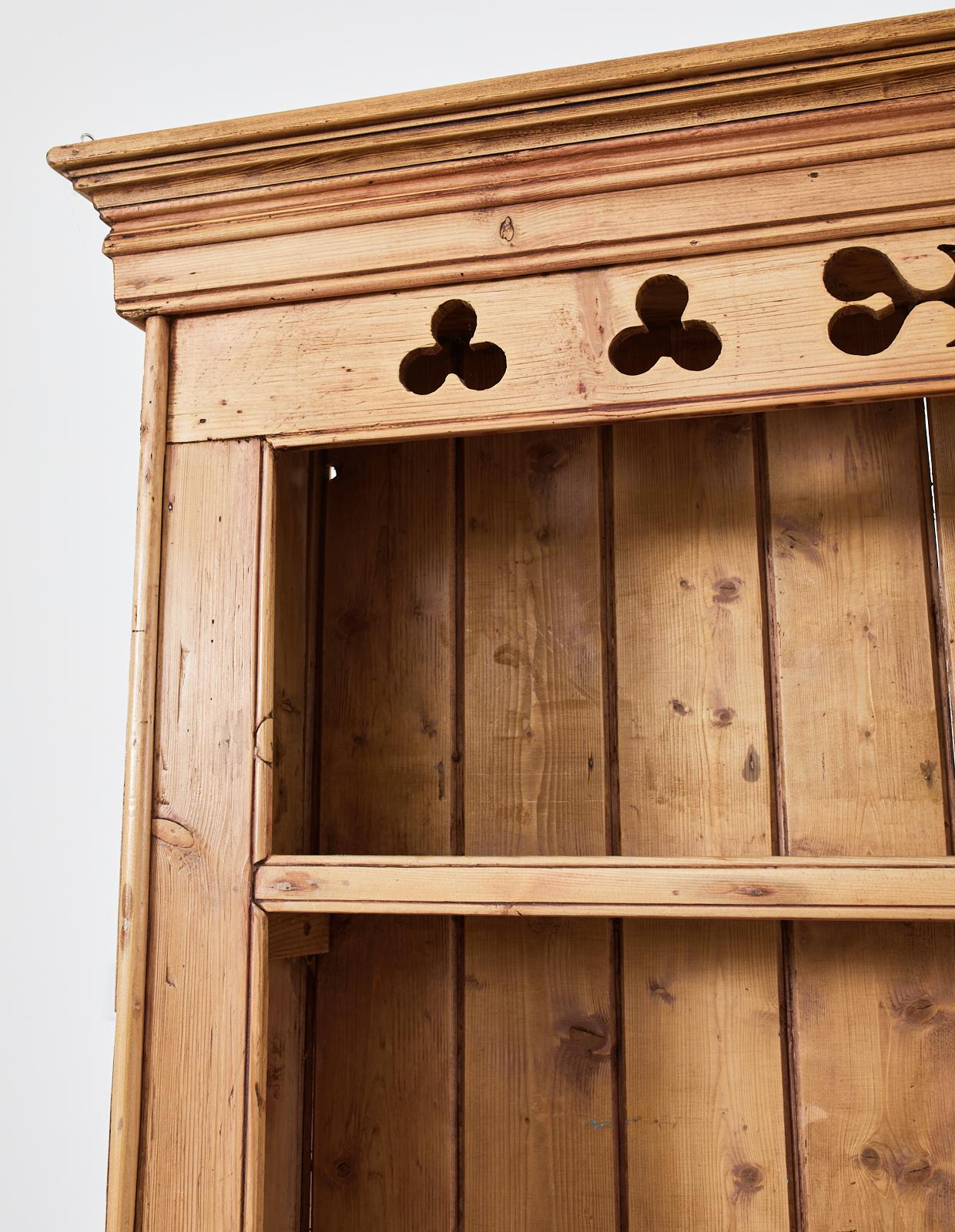 Fait main Vestiaire en pin gallois du 19ème siècle avec armoire à dossiers en vente