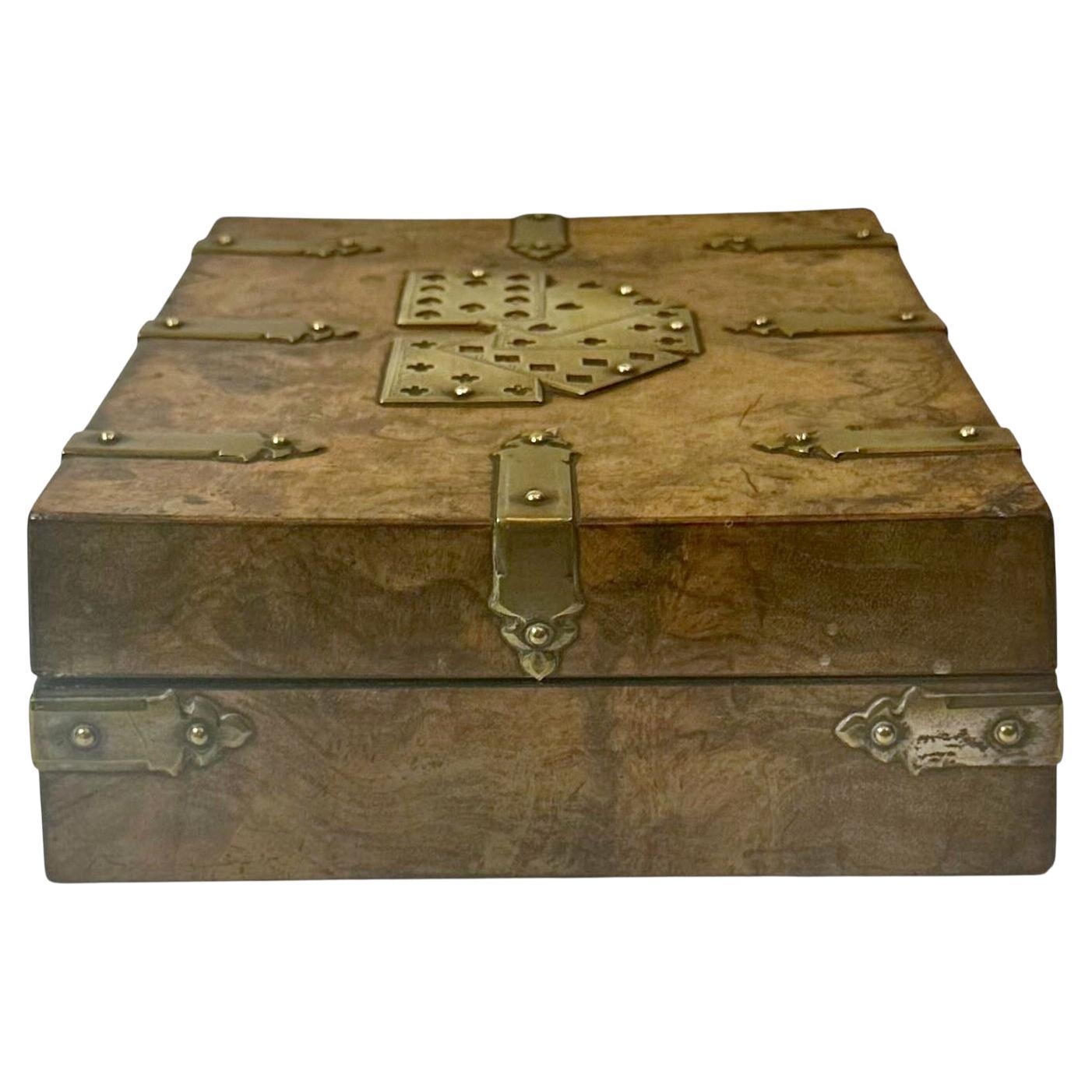 Un'eccezionale scatola di carte da gioco inglese risalente agli anni '60 del XIX secolo, adatta sia al bridge che ai giochi di carte standard. Realizzato in legno di pero e fissato con cinghie di bronzo, il cofanetto presenta bordi in palissandro