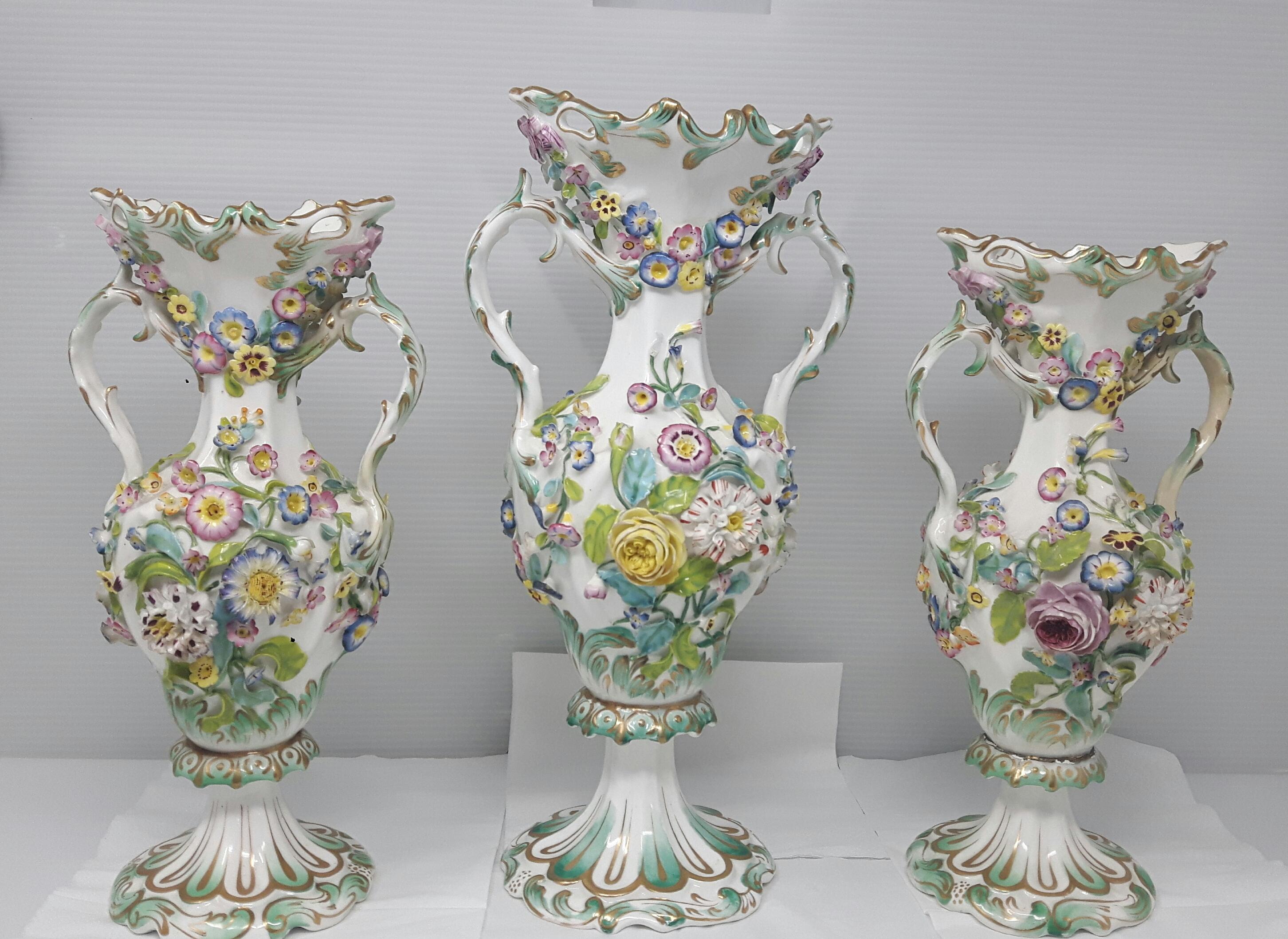 Garniture de vases Minton ou Coalport, vers 1830, dans le style Meissen du XVIIIe siècle, avec des fleurs en céramique faites à la main et incrustées sur tout le pourtour.
 
