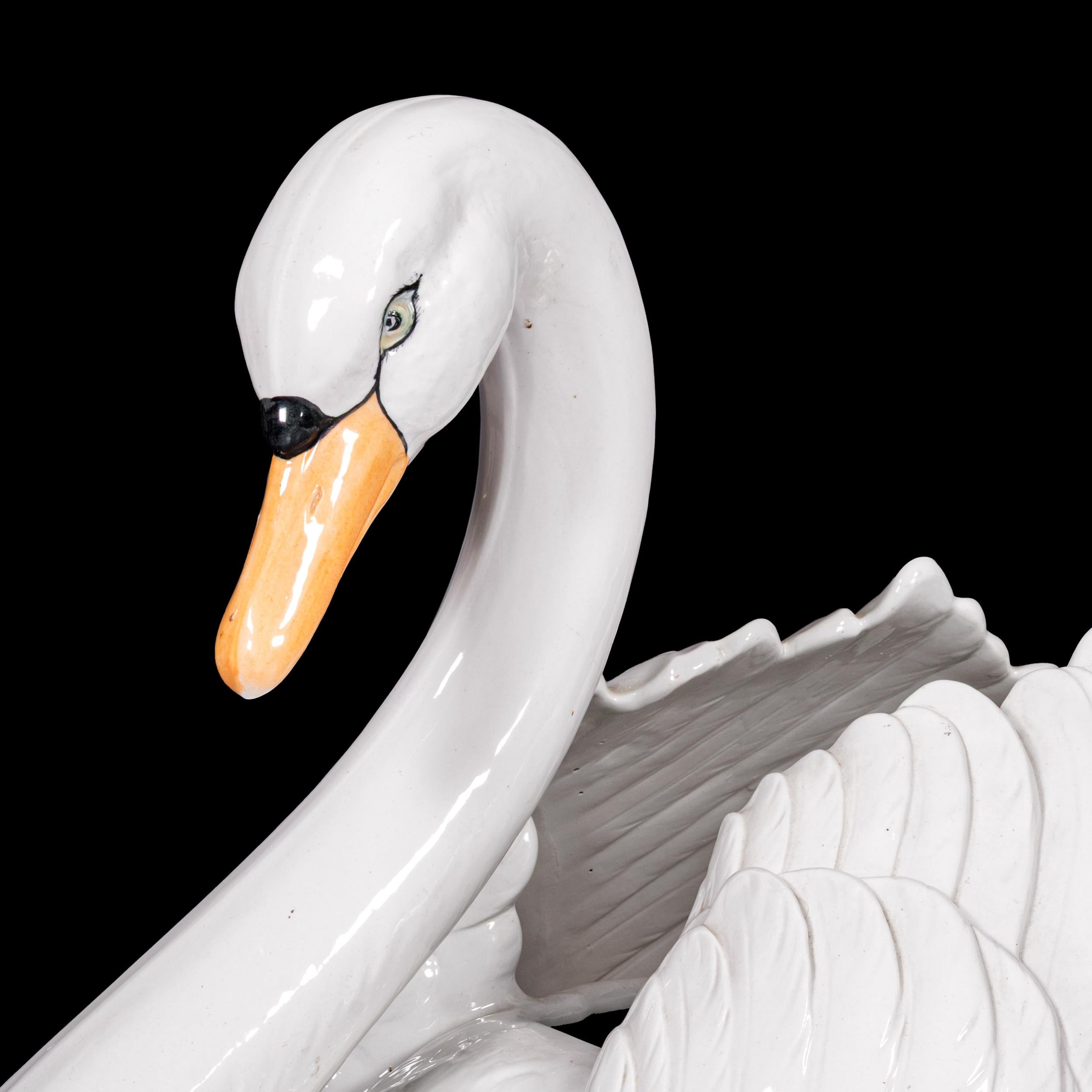 Jardinera de porcelana inglesa del siglo XIX Cisne de Moore & Co. Inglaterra Hecho a mano en venta