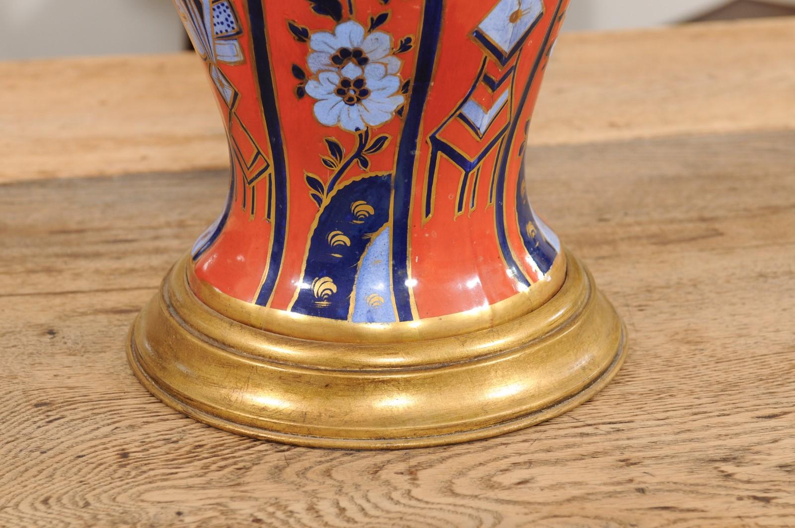 Vase en porcelaine anglaise du 19ème siècle orange et bleu, câblé comme une lampe en vente 2