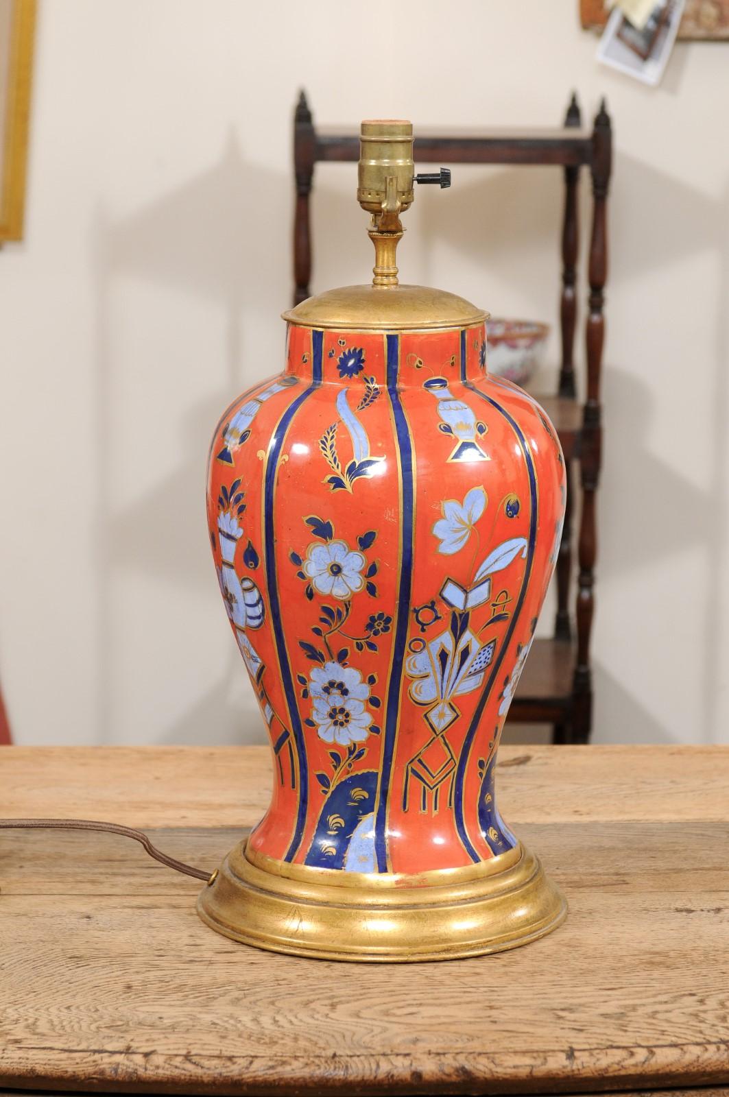 Vase en porcelaine anglaise du 19ème siècle orange et bleu, câblé comme une lampe en vente 4