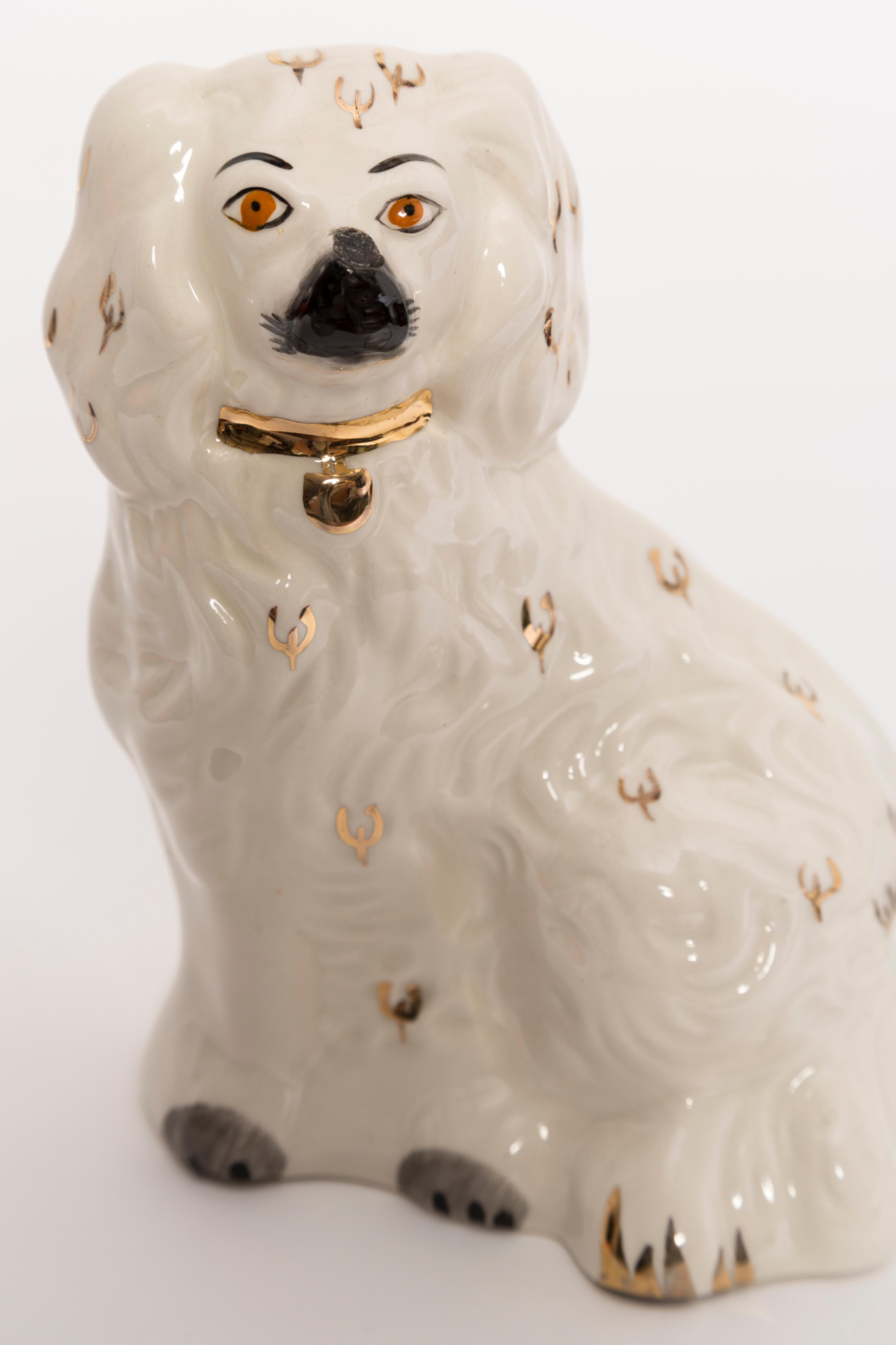 Mid-Century Modern Sculpture de chien en poterie anglaise du 19ème siècle du Yorkshire, Staffordshire, Angleterre, années 1960 en vente
