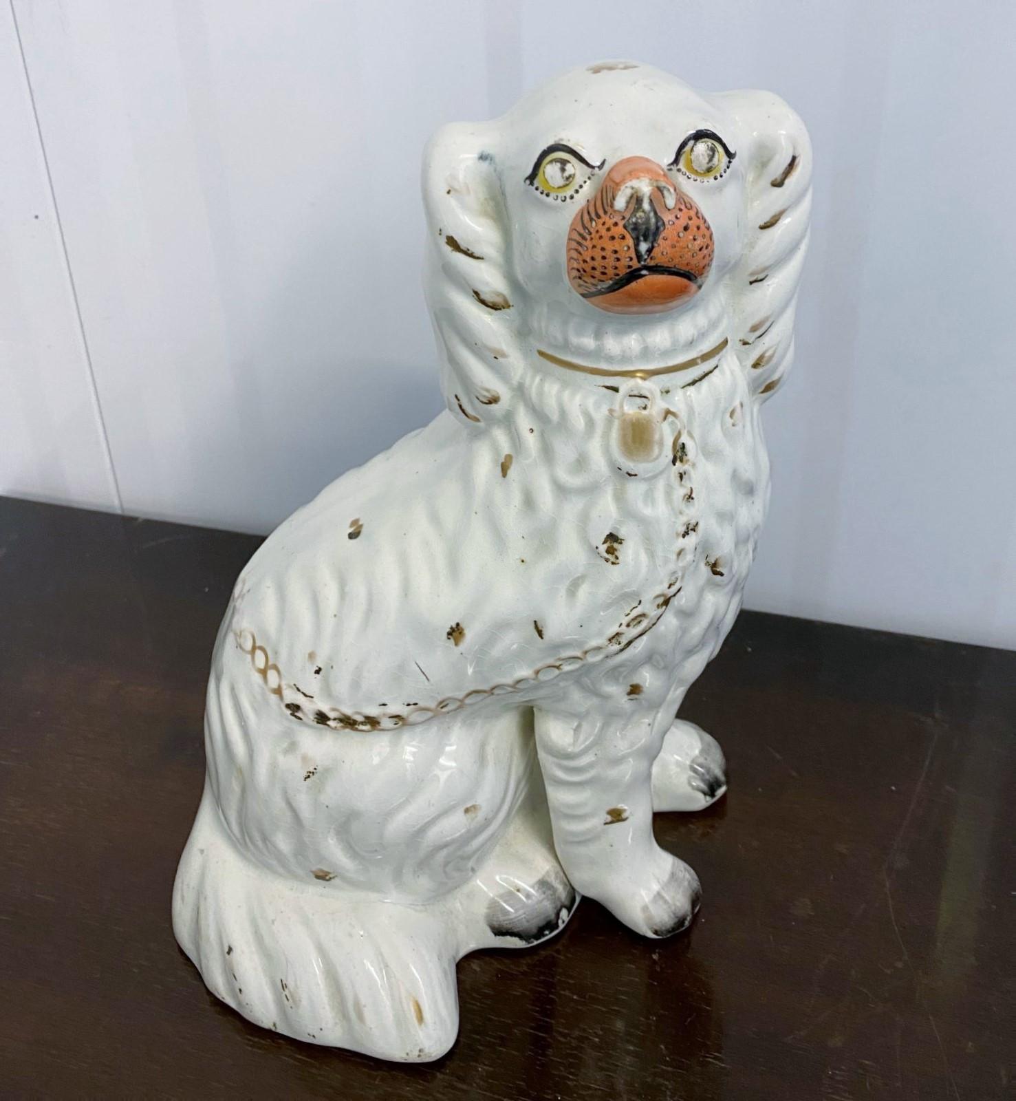 Escultura de perro de Yorkshire de cerámica inglesa del siglo XIX, Staffordshire, Inglaterra Pintado a mano en venta