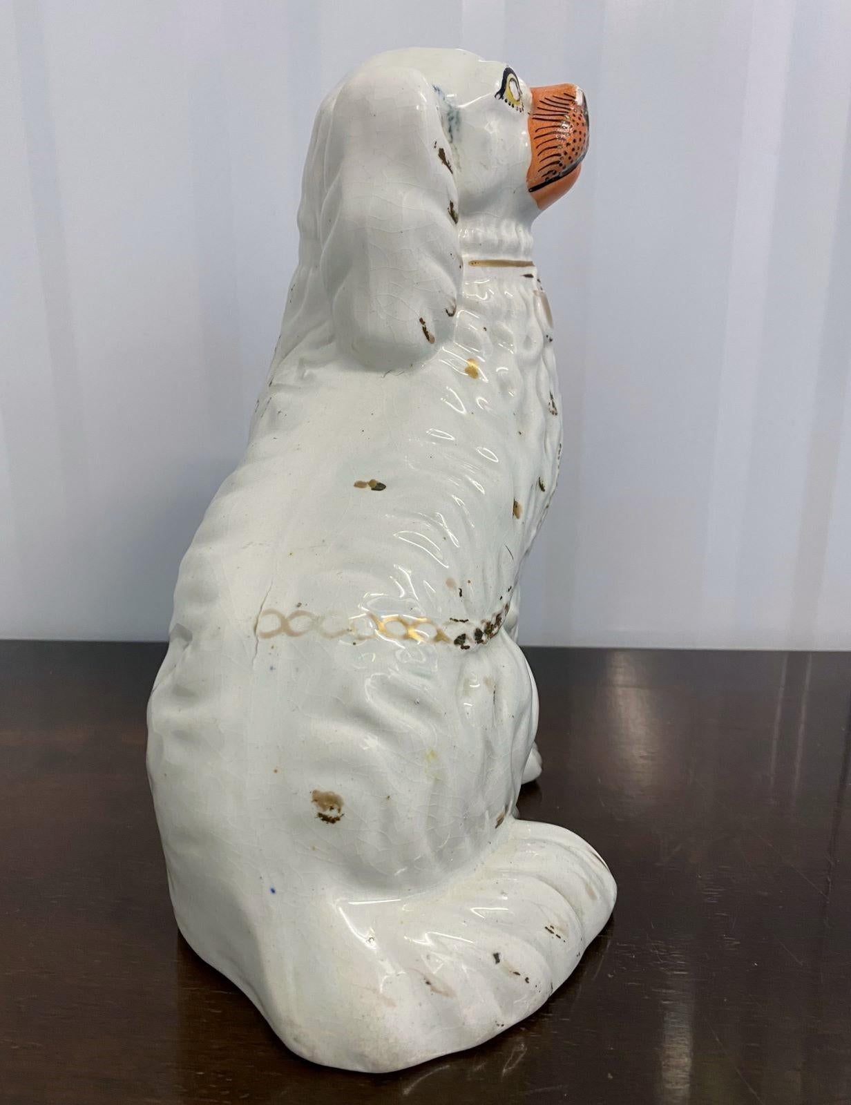 Escultura de perro de Yorkshire de cerámica inglesa del siglo XIX, Staffordshire, Inglaterra en venta 3