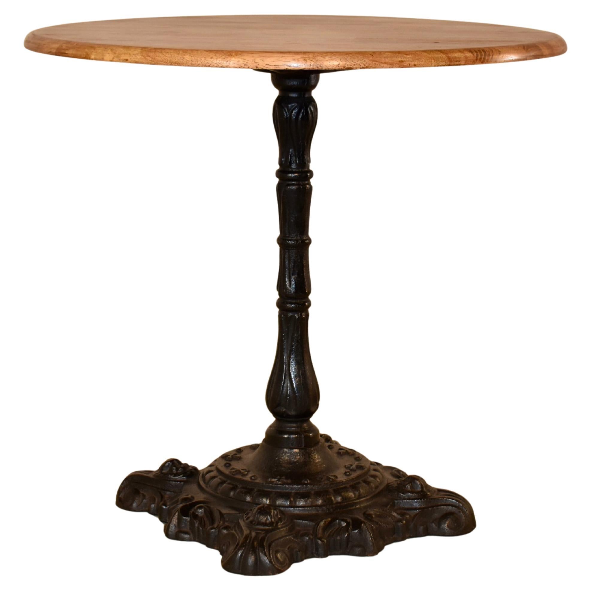 Table de pub anglaise du 19e siècle avec un magnifique plateau en chêne à bord biseauté qui descend jusqu'à une fantastique colonne et base en fonte.  Ces tables sont incontournables dans tous les pubs d'Angleterre et, heureusement pour nous, nous