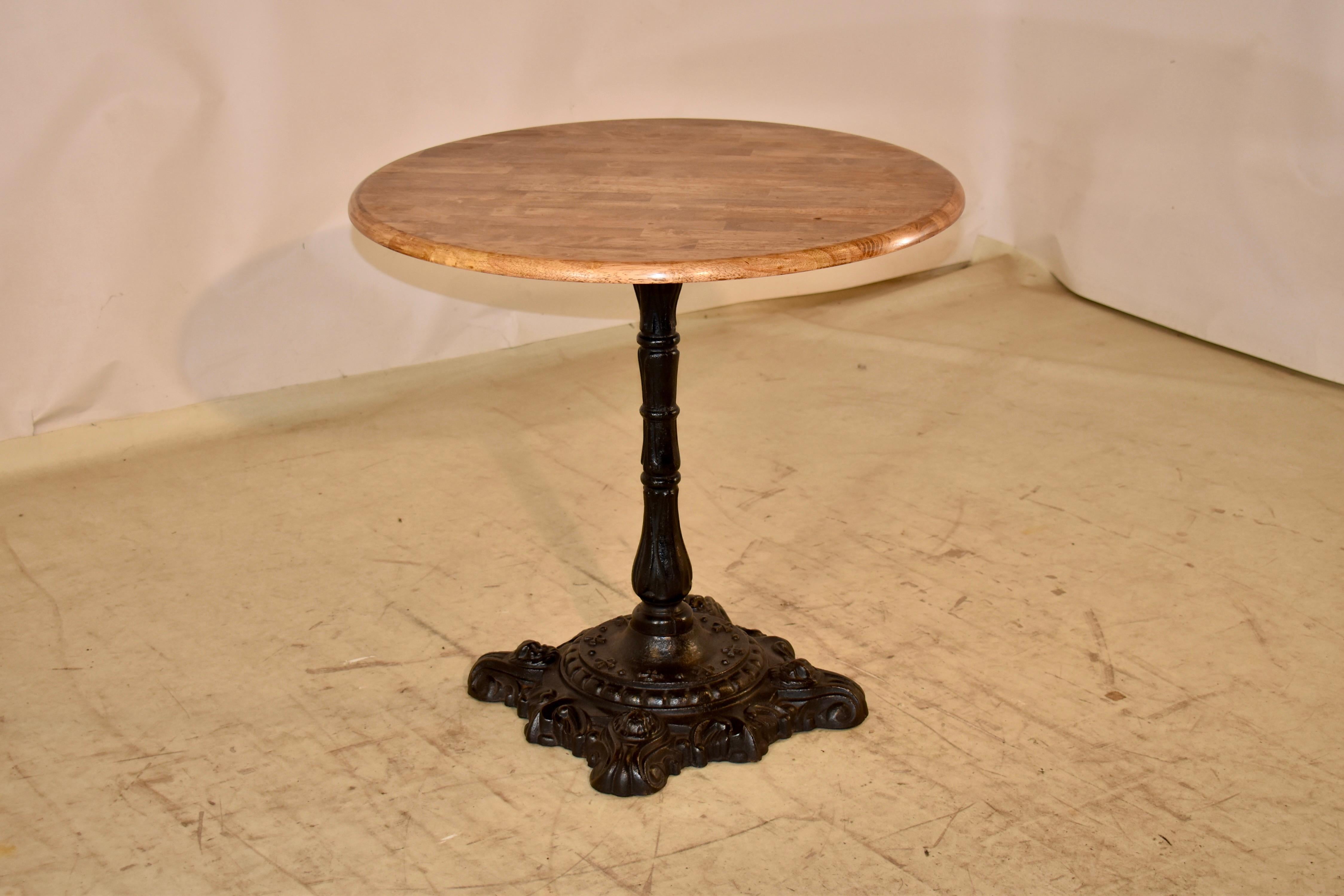 Anglais Table de pub anglaise du 19ème siècle avec base en fer en vente