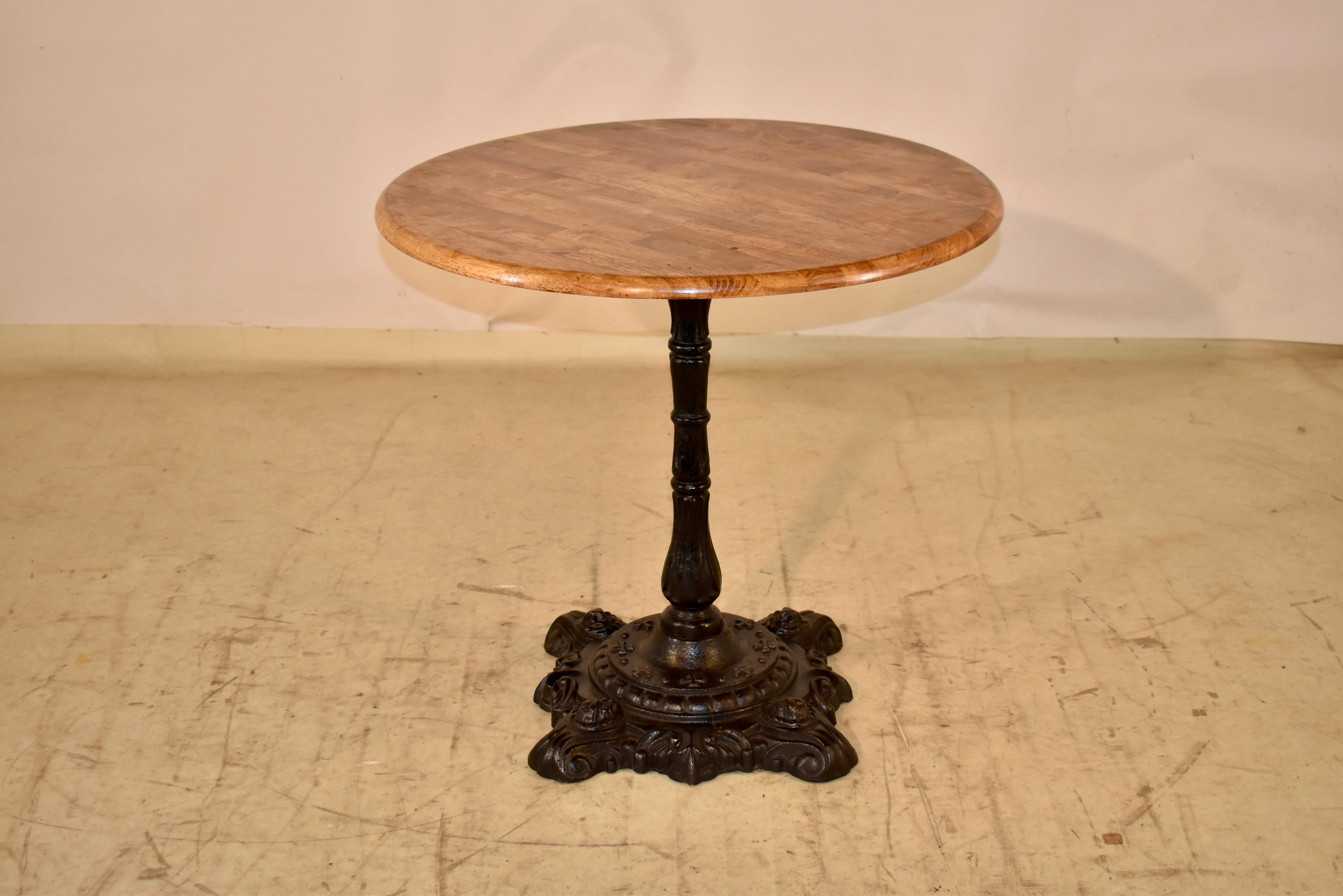 Moulage Table de pub anglaise du 19ème siècle avec base en fer en vente