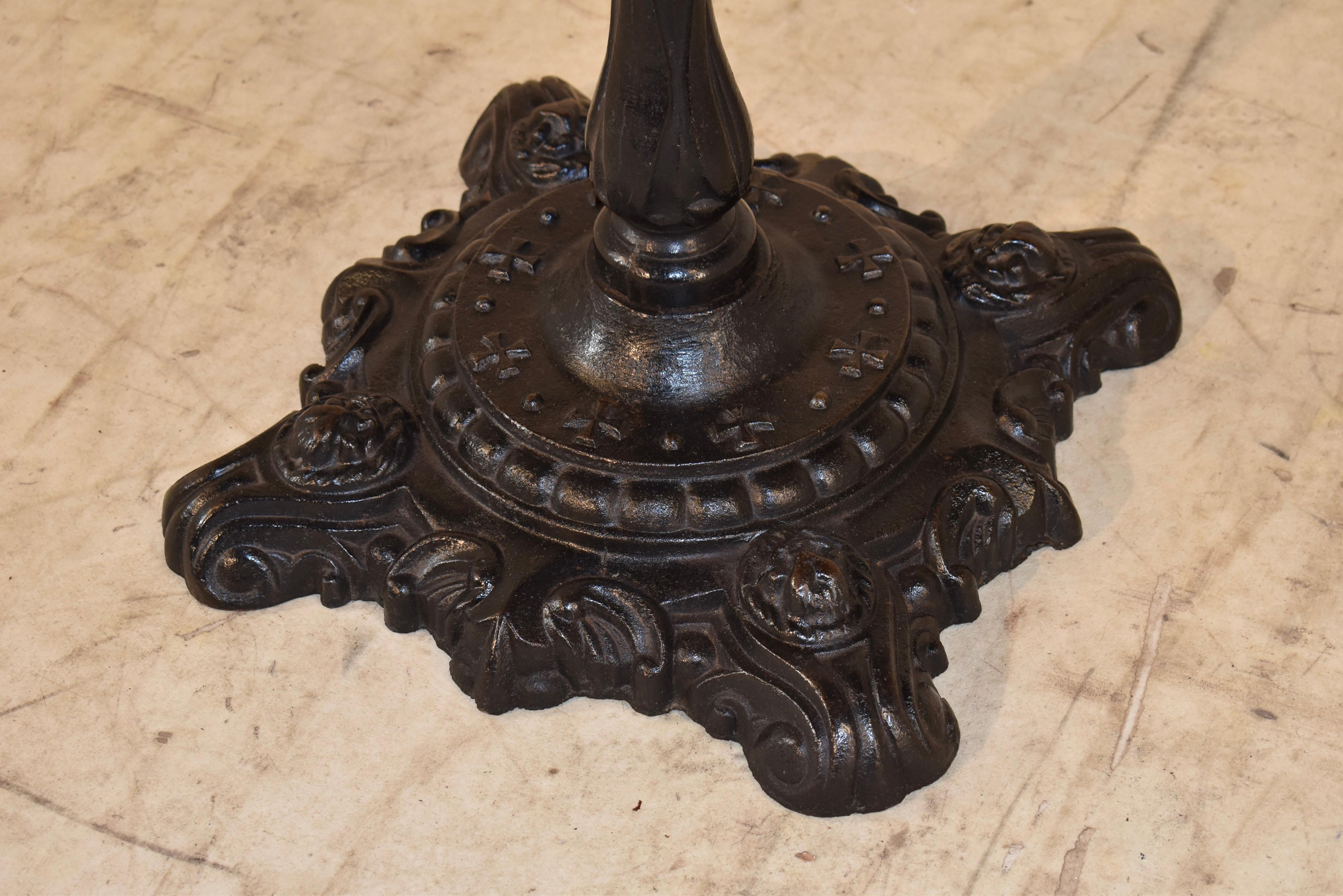 Table de pub anglaise du 19ème siècle avec base en fer Bon état - En vente à High Point, NC