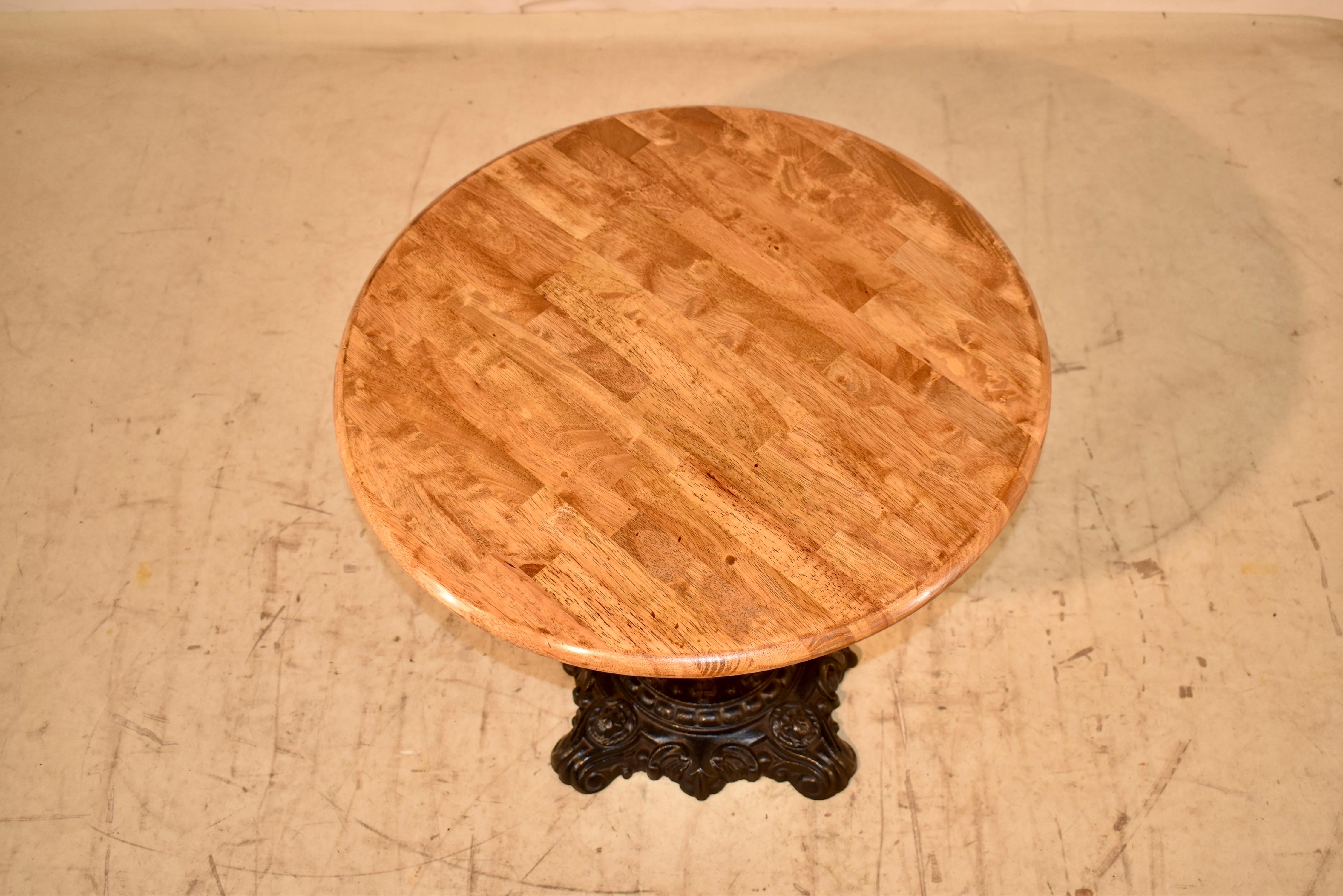 XIXe siècle Table de pub anglaise du 19ème siècle avec base en fer en vente