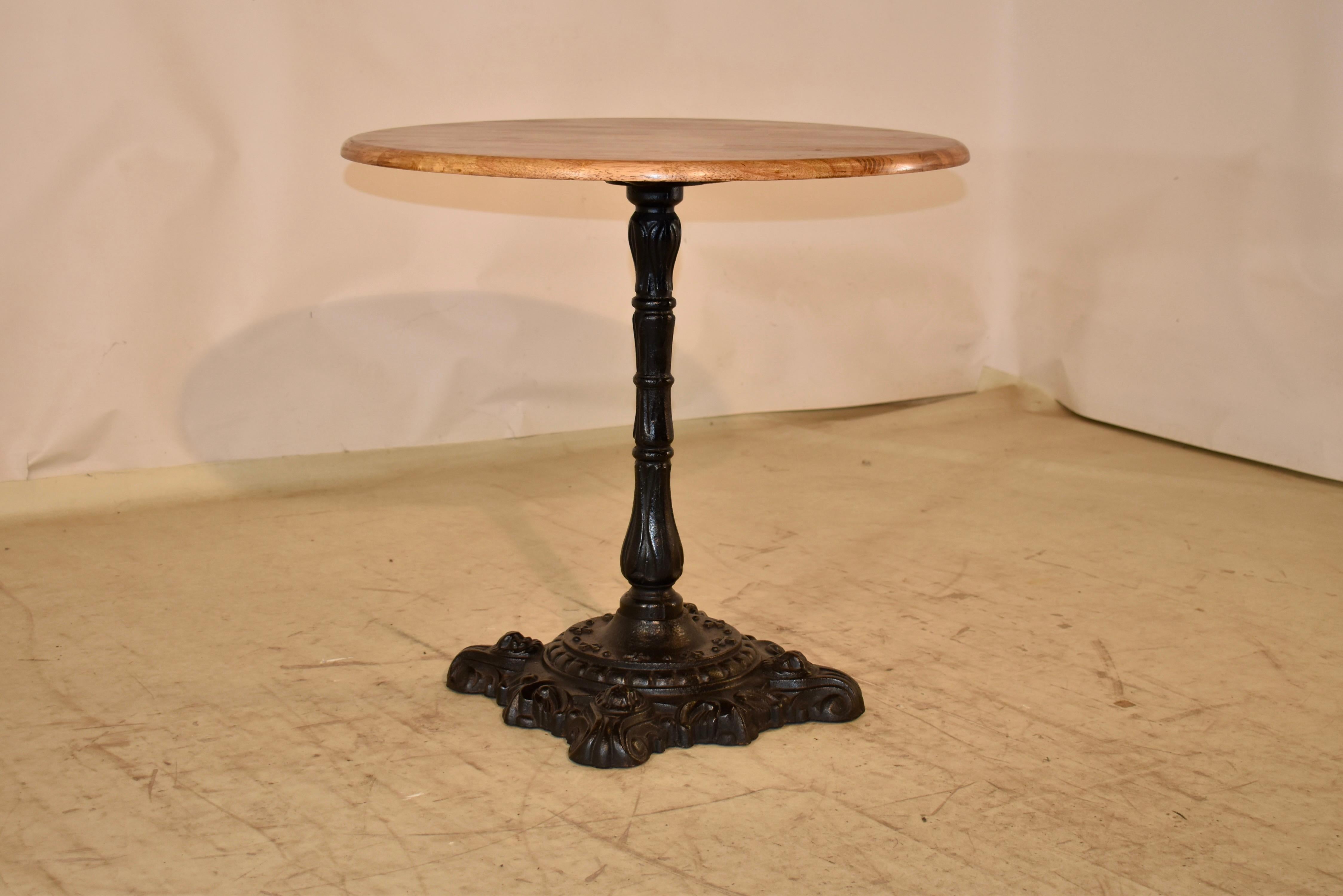 Table de pub anglaise du 19ème siècle avec base en fer en vente 1