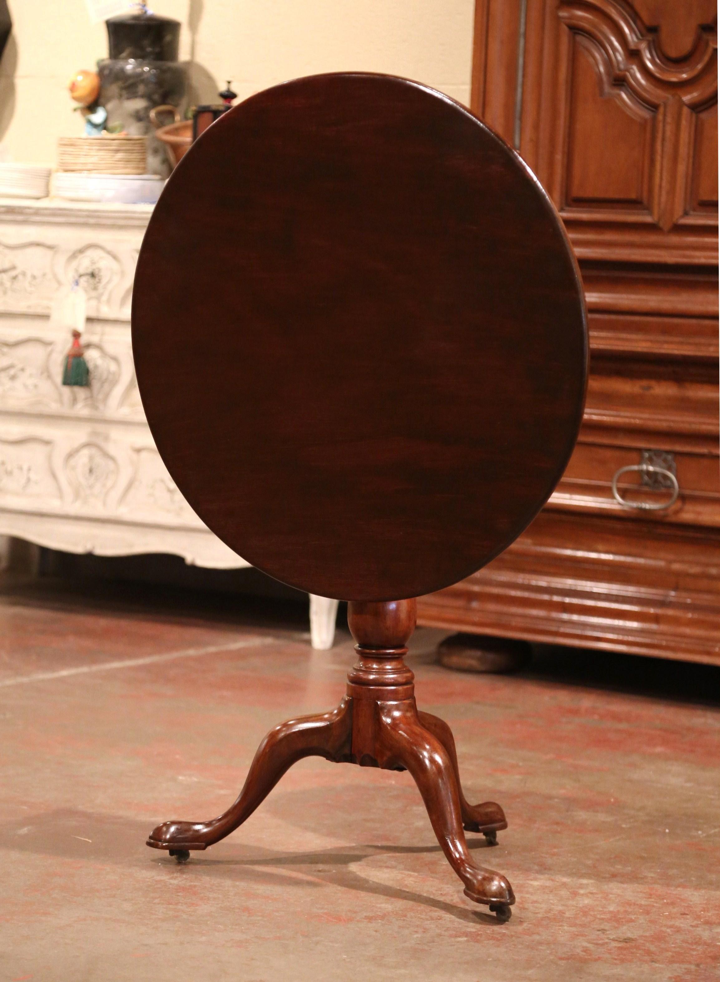 Patinated 19th Century English Queen Ann Carved Mahogany Tilt-Top Tea Table on Tripod Base
