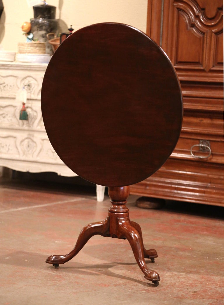 Hand-Carved 19th Century English Queen Ann Carved Mahogany Tilt-Top Tea Table on Tripod Base For Sale