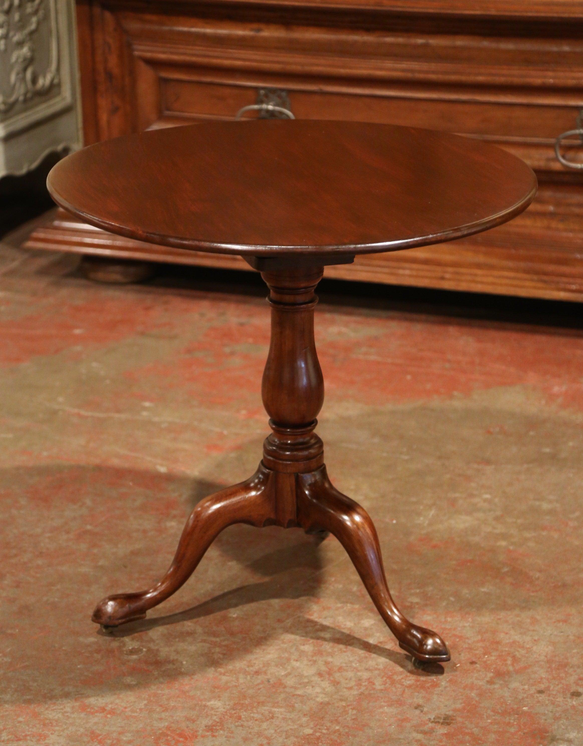19th Century English Queen Ann Carved Mahogany Tilt-Top Tea Table on Tripod Base In Excellent Condition In Dallas, TX