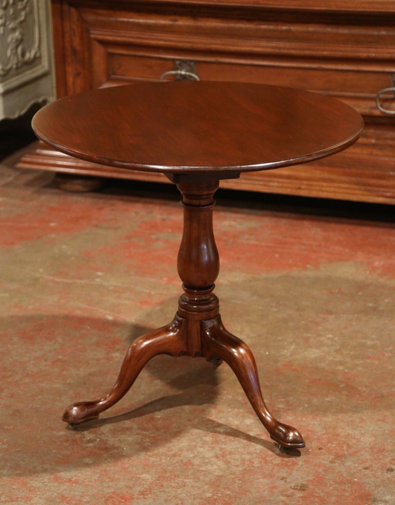 19th Century English Queen Ann Carved Mahogany Tilt-Top Tea Table on Tripod Base In Excellent Condition For Sale In Dallas, TX