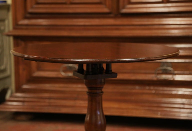19th Century English Queen Ann Carved Mahogany Tilt-Top Tea Table on Tripod Base For Sale 3
