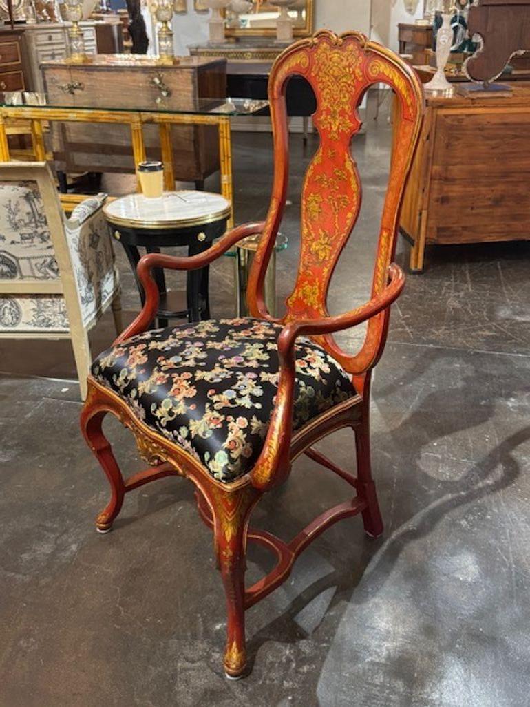 El sillón inglés Queen Anne Chinoiserie del siglo XIX es un mueble lujoso y elegante.  Este sillón presenta un diseño pintado a mano con imágenes asiáticas.  Perfecto para el salón, el estudio o el dormitorio, este sillón llamará la atención por su