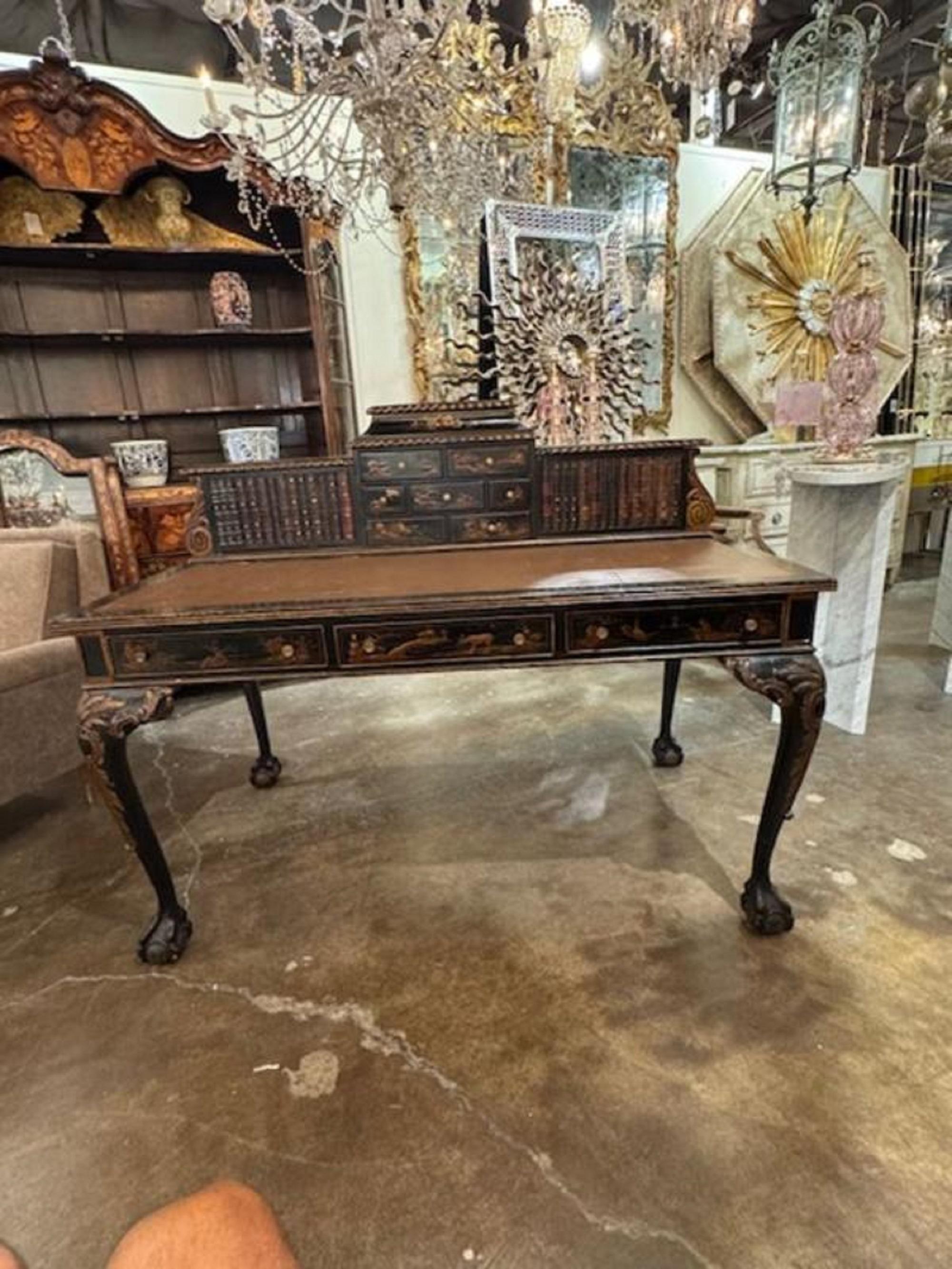 Entdecken Sie die Eleganz der englischen Queen Anne Chinoiserie Bureau Flat aus dem 19. Jahrhundert, die eine wunderbare Ergänzung für jede Antiquitätensammlung oder ein einzigartiges Stück für Ihr Heimbüro ist. Das komplizierte Chinoiserie-Design